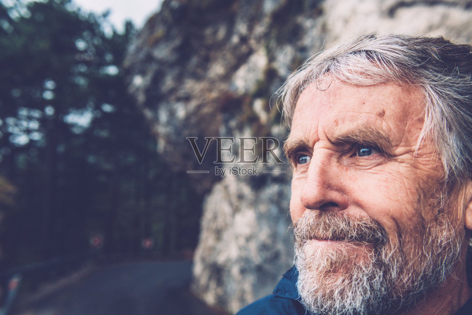 欧洲石桥上的一位长者肖像照片摄影图片