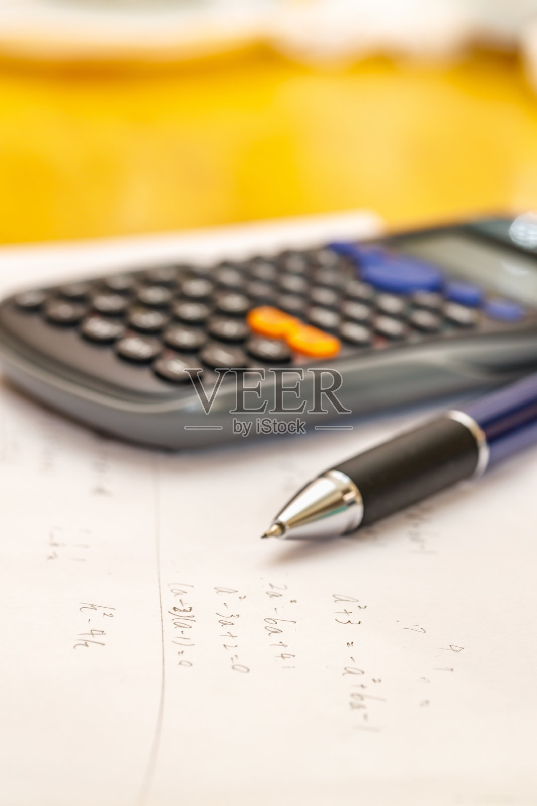 数学问题、笔和计算器照片摄影图片