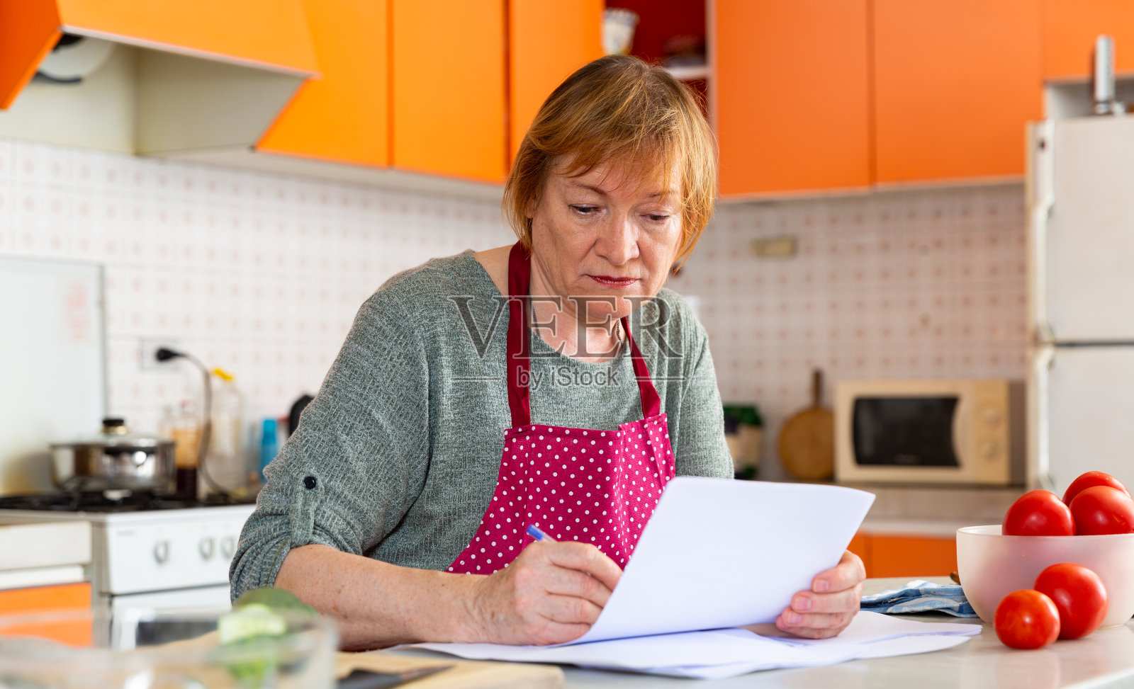 专注于女性签署文件照片摄影图片