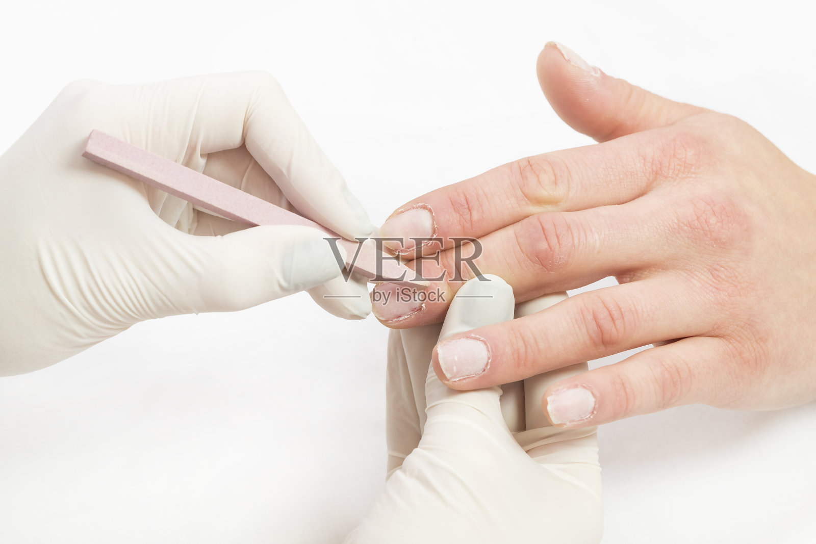 女士在美容院修指甲。照片摄影图片