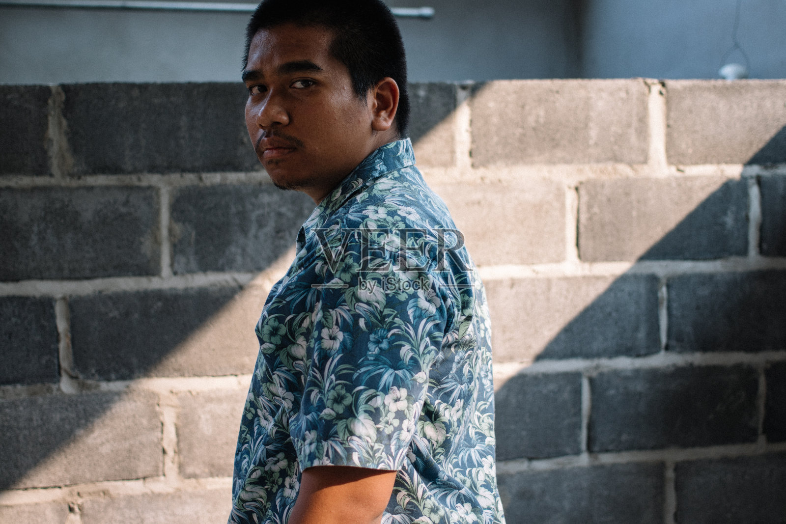 绝望的棕色皮肤男人照片摄影图片