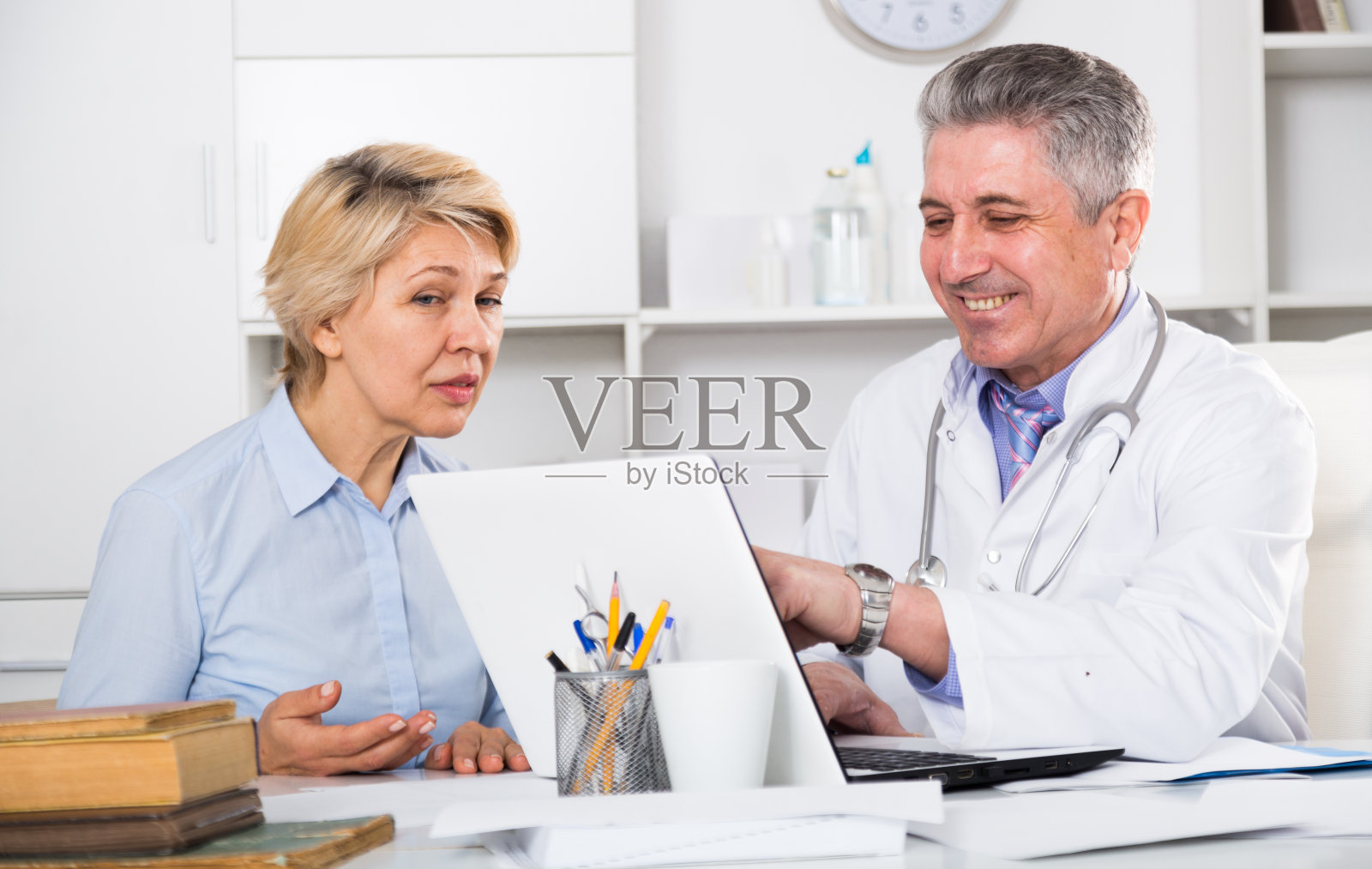 成年女性看医生照片摄影图片