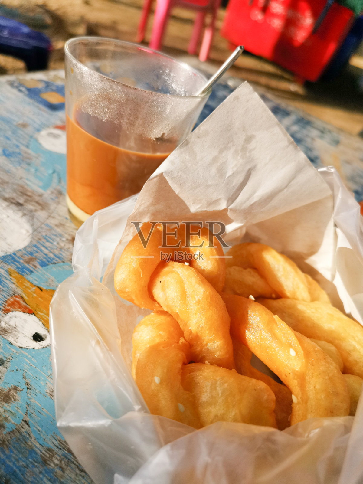 油条和热咖啡，泰国街头小吃早餐照片摄影图片