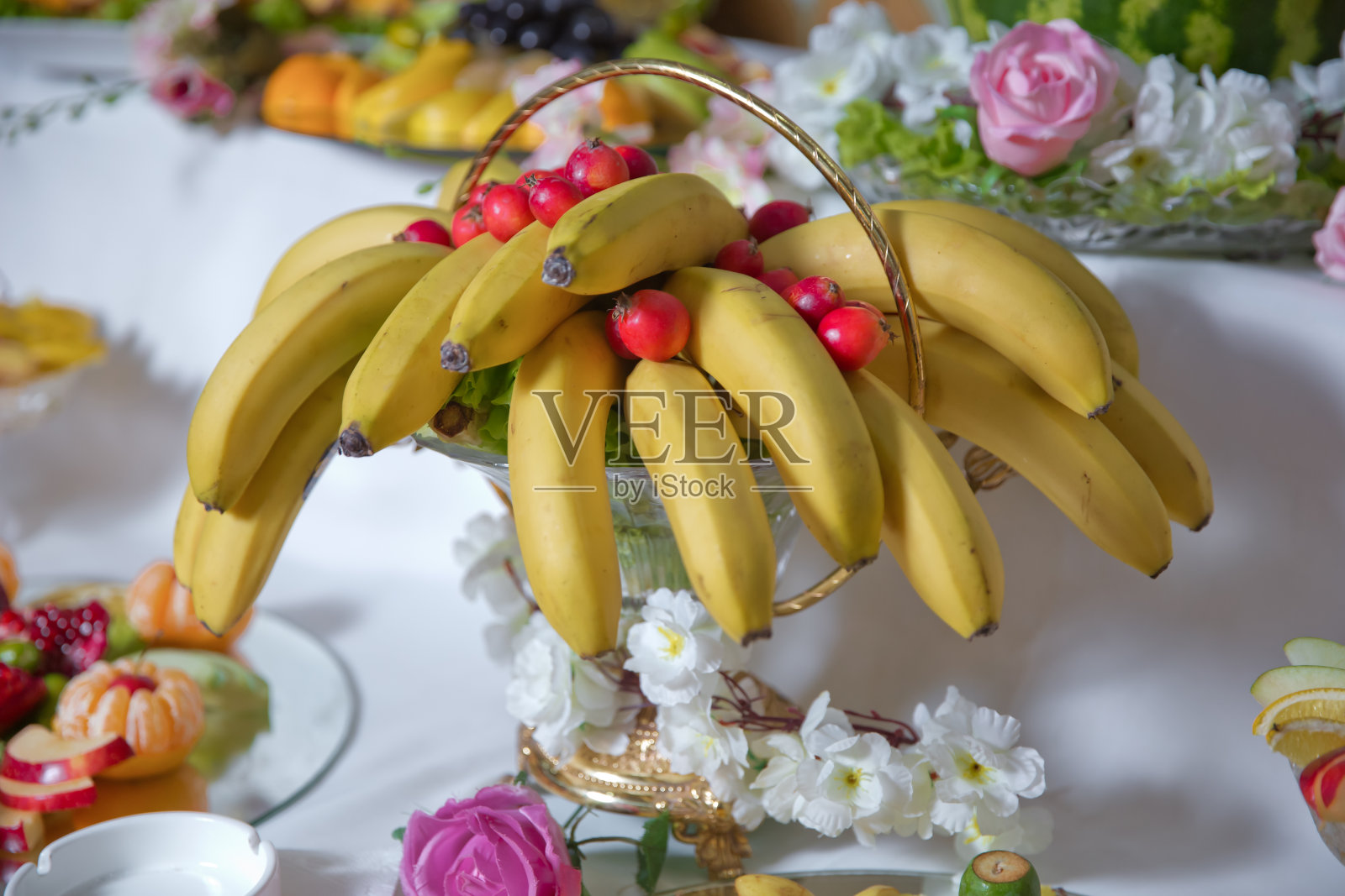 它放在户外的不锈钢盘子里，里面有生香蕉和红海棠苹果玻璃。香蕉梳，亚洲的热门泰国水果在黄色是准备吃。照片摄影图片