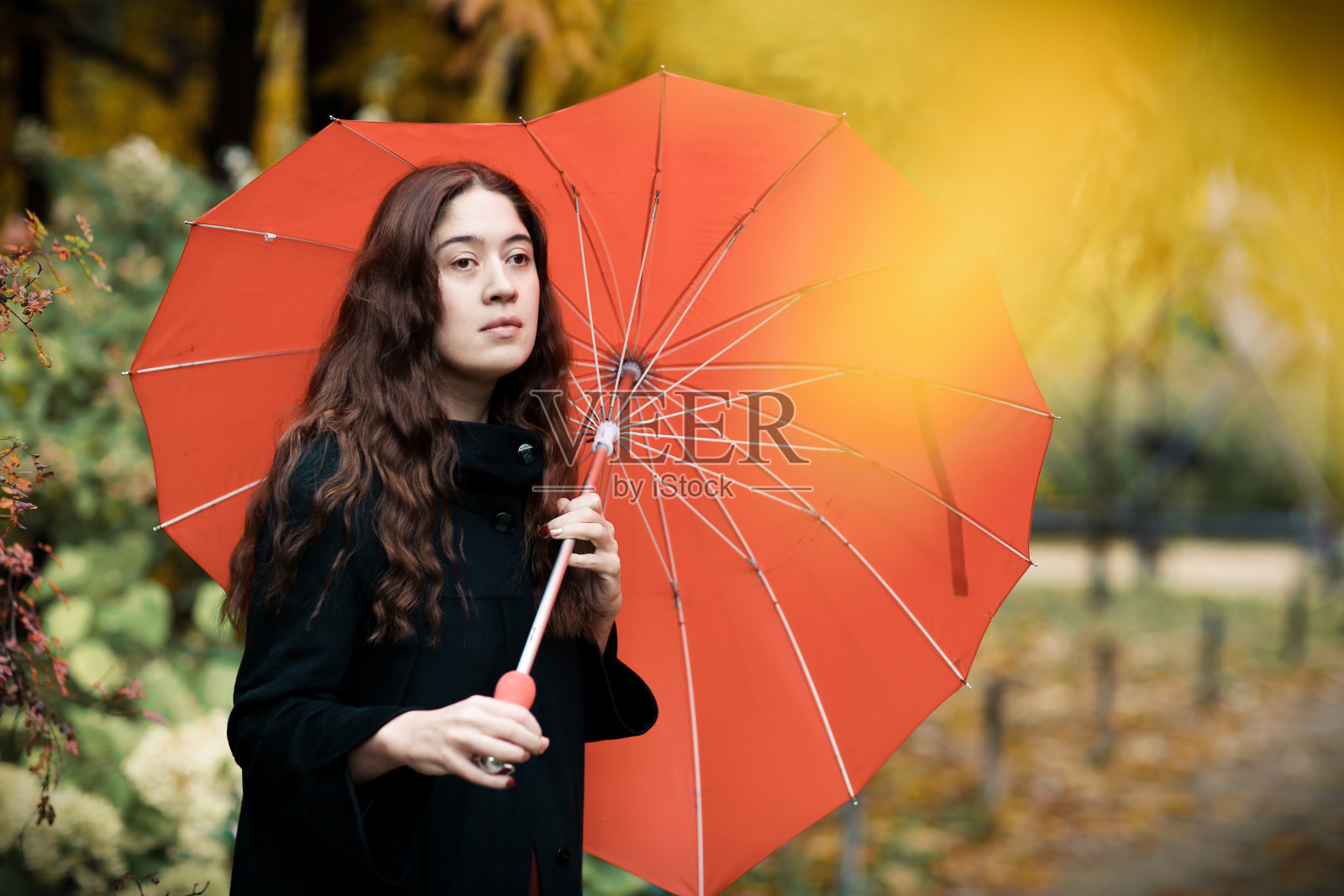 浪漫的秋天户外复古女性肖像大衣与红色雨伞在公园照片摄影图片