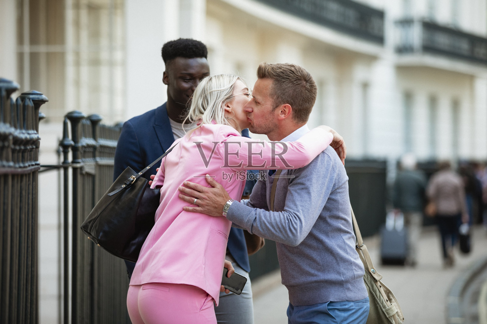 上班前的见面照片摄影图片