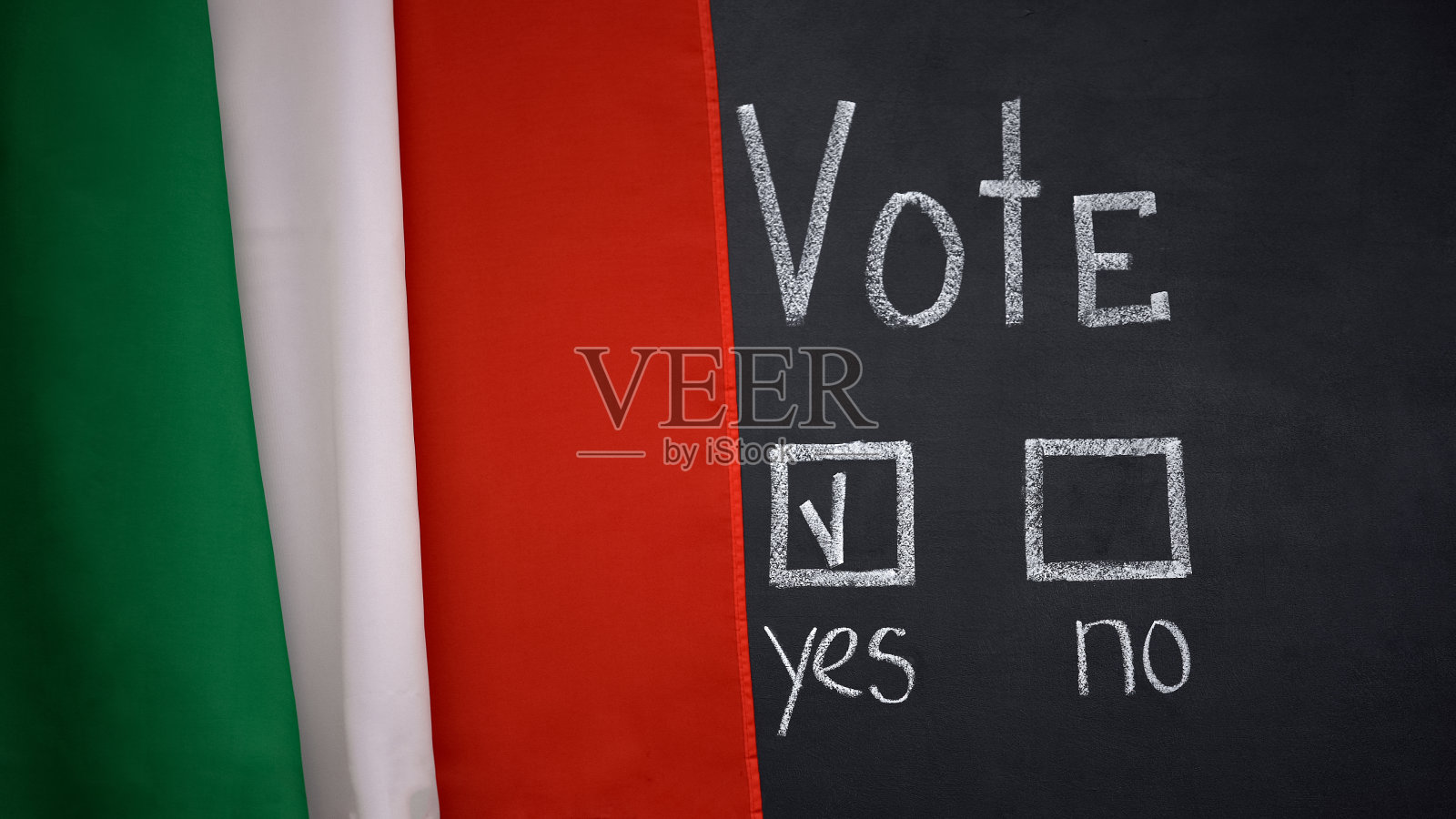 黑板上印着意大利国旗，答案是肯定的，总统选举，投票照片摄影图片