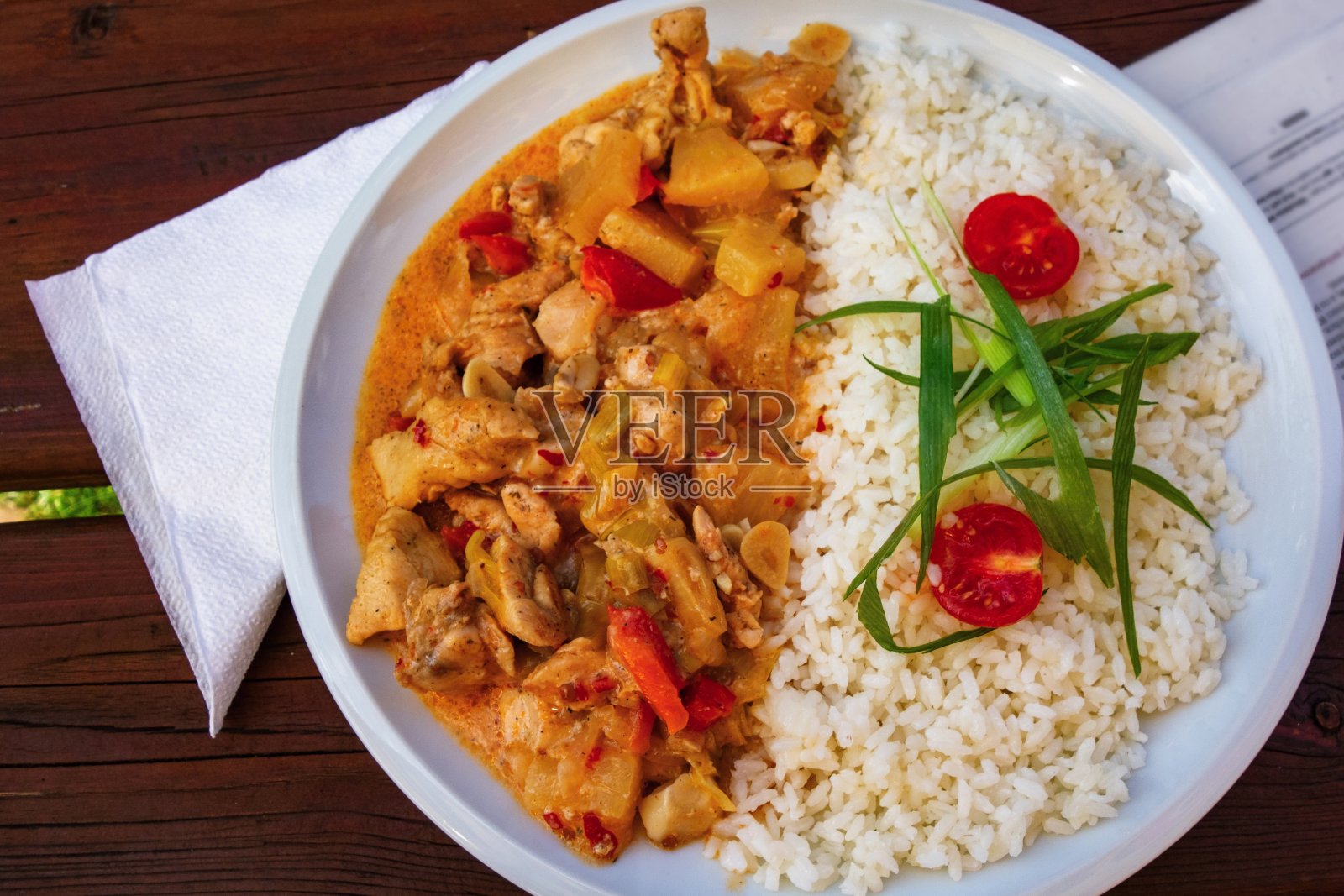 鸡肉配菠萝果和红辣椒酱，米饭煮。照片摄影图片