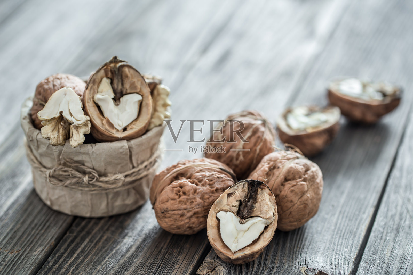 以开放式的胡桃木为背景，特写。照片摄影图片