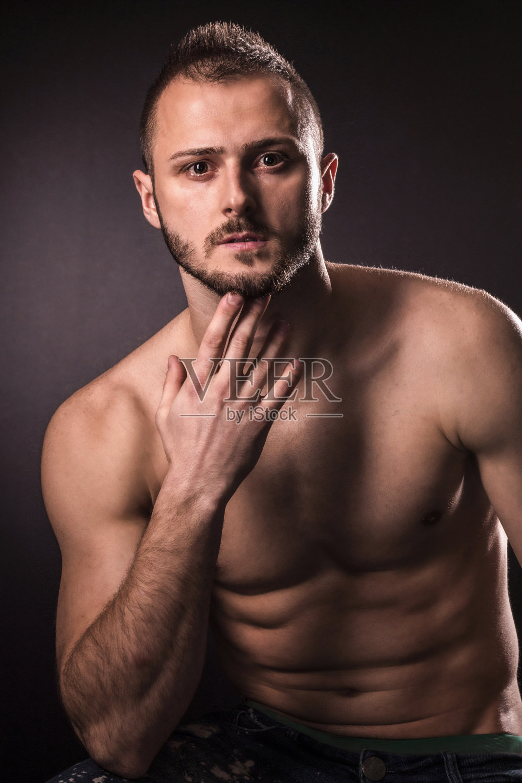 一个严肃的男人的肖像照片摄影图片