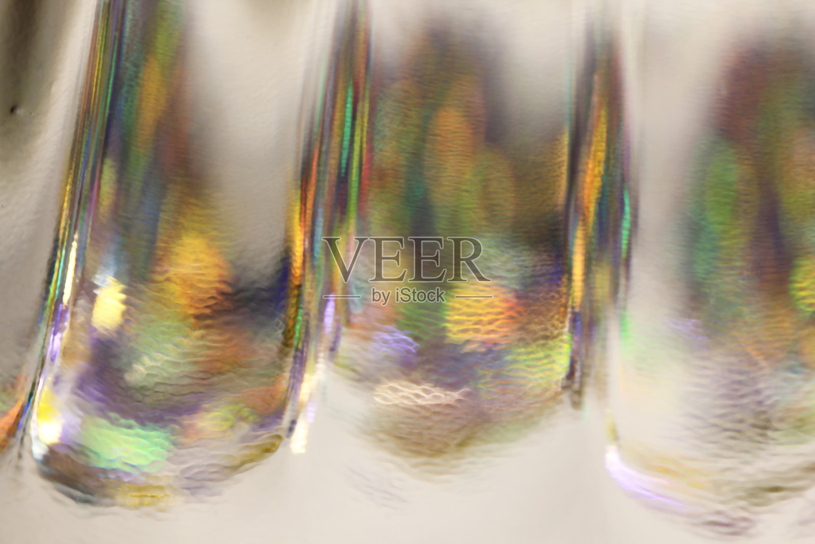 模糊抽象的创作背景。绿色黄色背景。镜头光晕。彩色光散景。多色的光被照亮了。夜晚的灯光和夜晚的城市。垂直离婚照片摄影图片