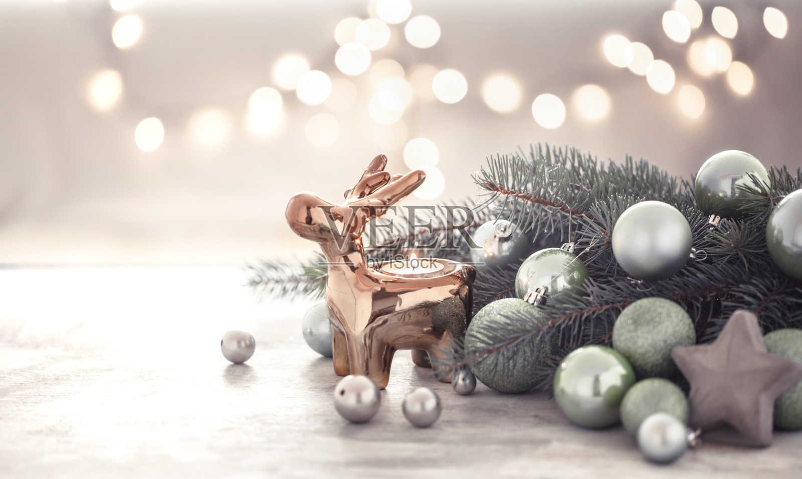 圣诞节背景烛台，圣诞树和圣诞树玩具。照片摄影图片