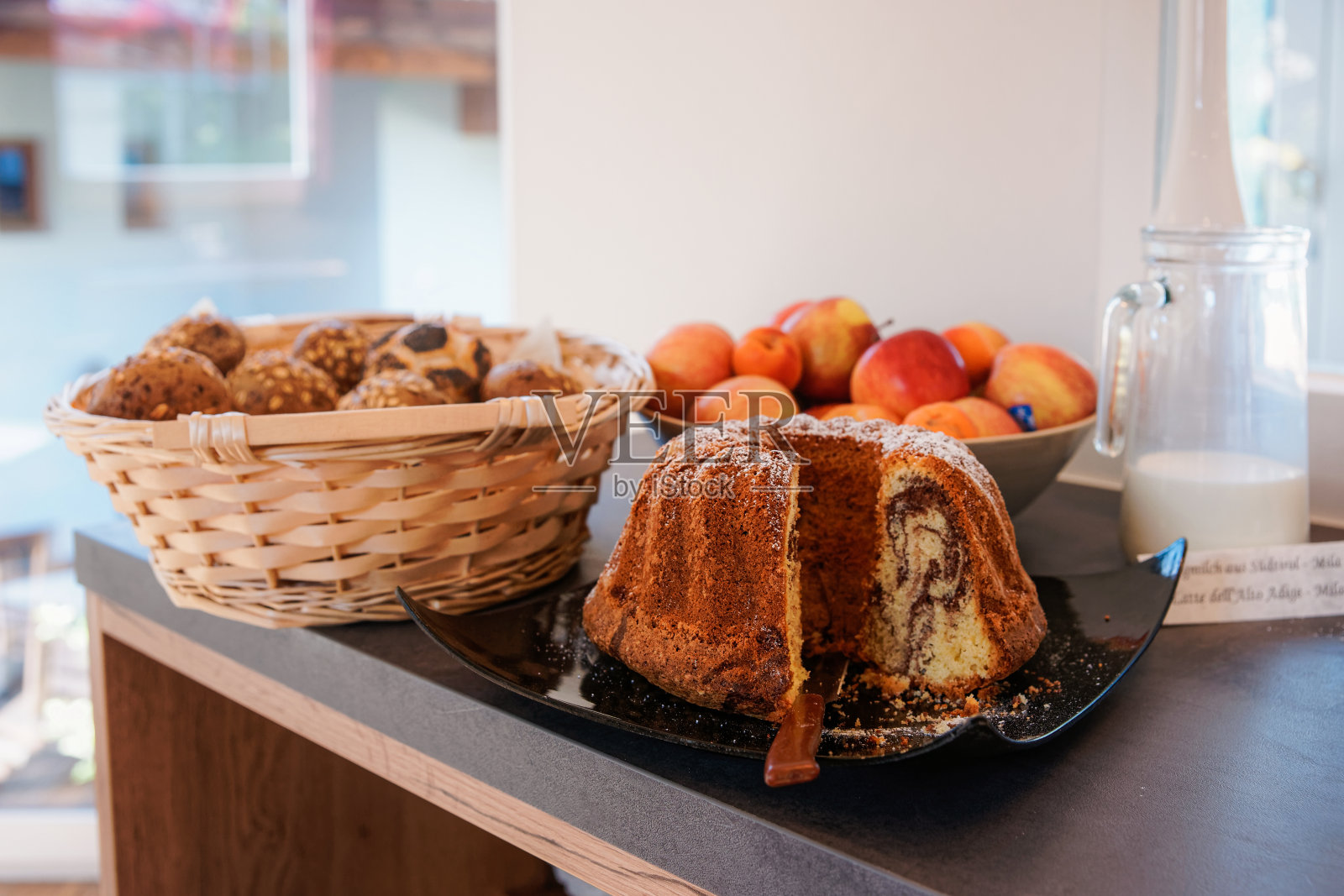 甜的蛋糕，糕点，面包，面包，苹果和牛奶照片摄影图片