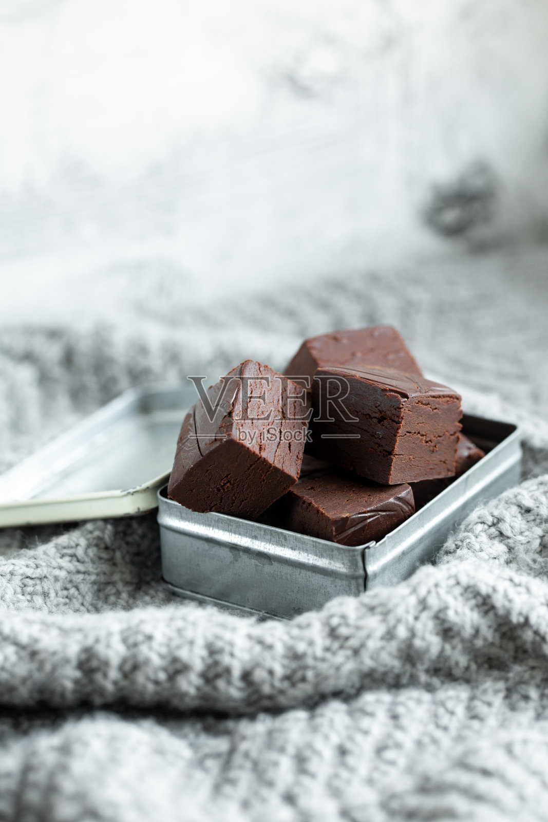 自制的无生牛奶，无糖纯素巧克力布朗尼或乳脂软糖照片摄影图片