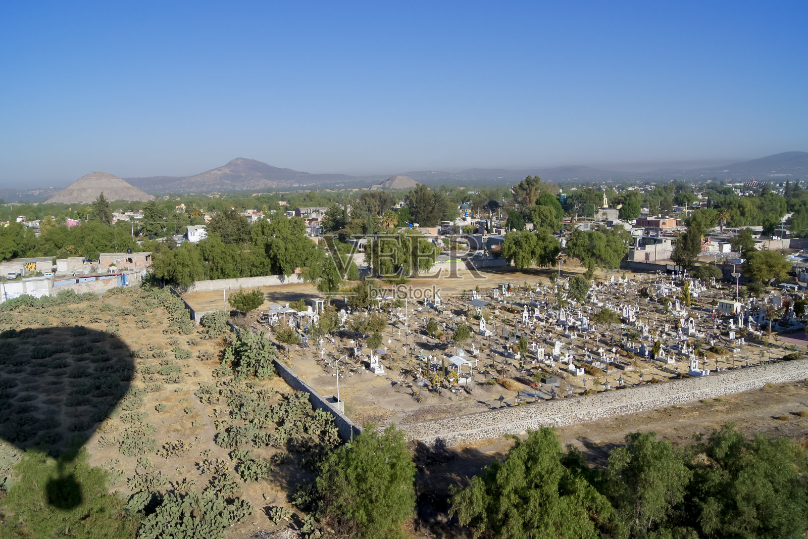 特奥蒂瓦坎附近的墓地，热气球的影子照片摄影图片