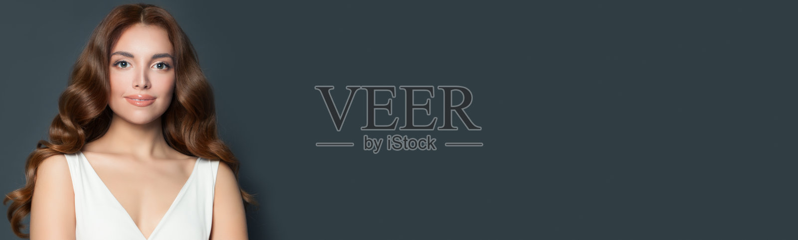 友好的健康头发的女人。漂亮的脸，卷曲的发型，自然的化妆在旗帜背景照片摄影图片