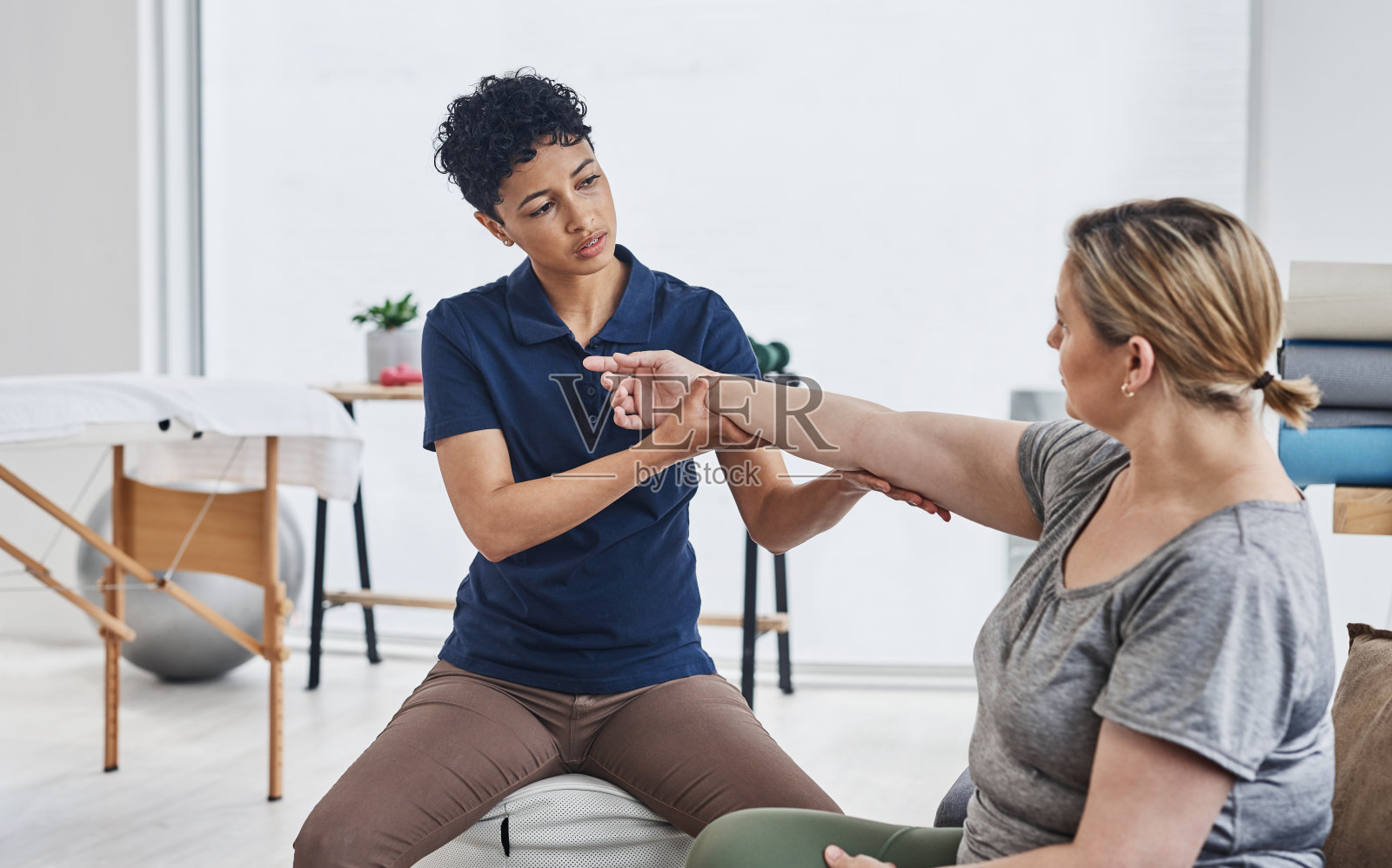 我们先做些伸展运动吧照片摄影图片