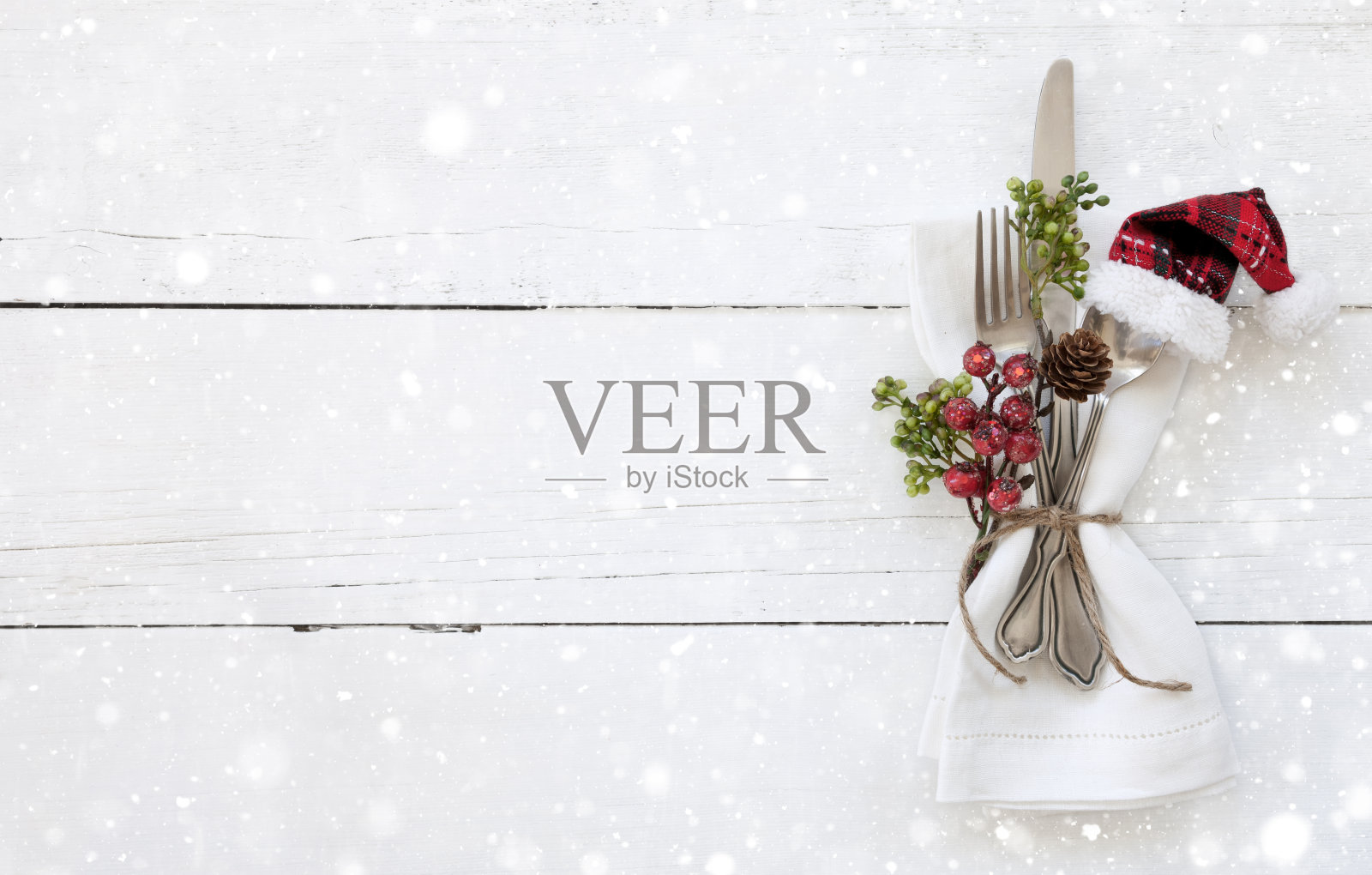 圣诞餐巾和银器在一个古老的白木背景照片摄影图片