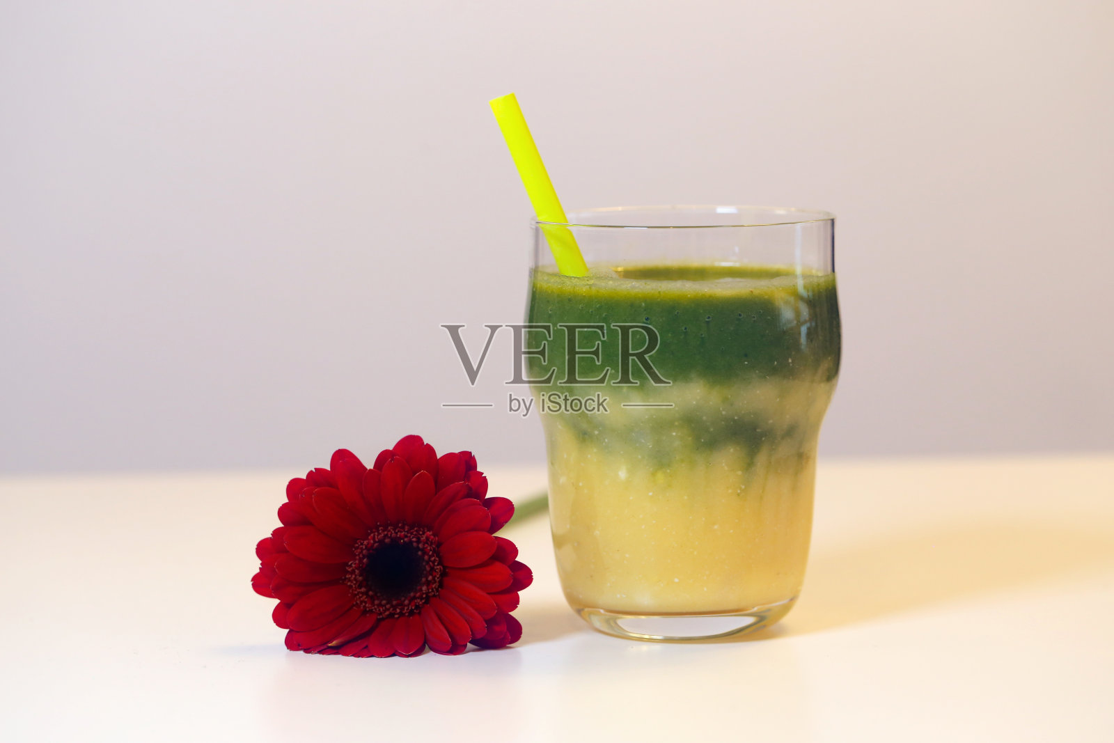 健康美味的鲜花自制冰沙照片摄影图片