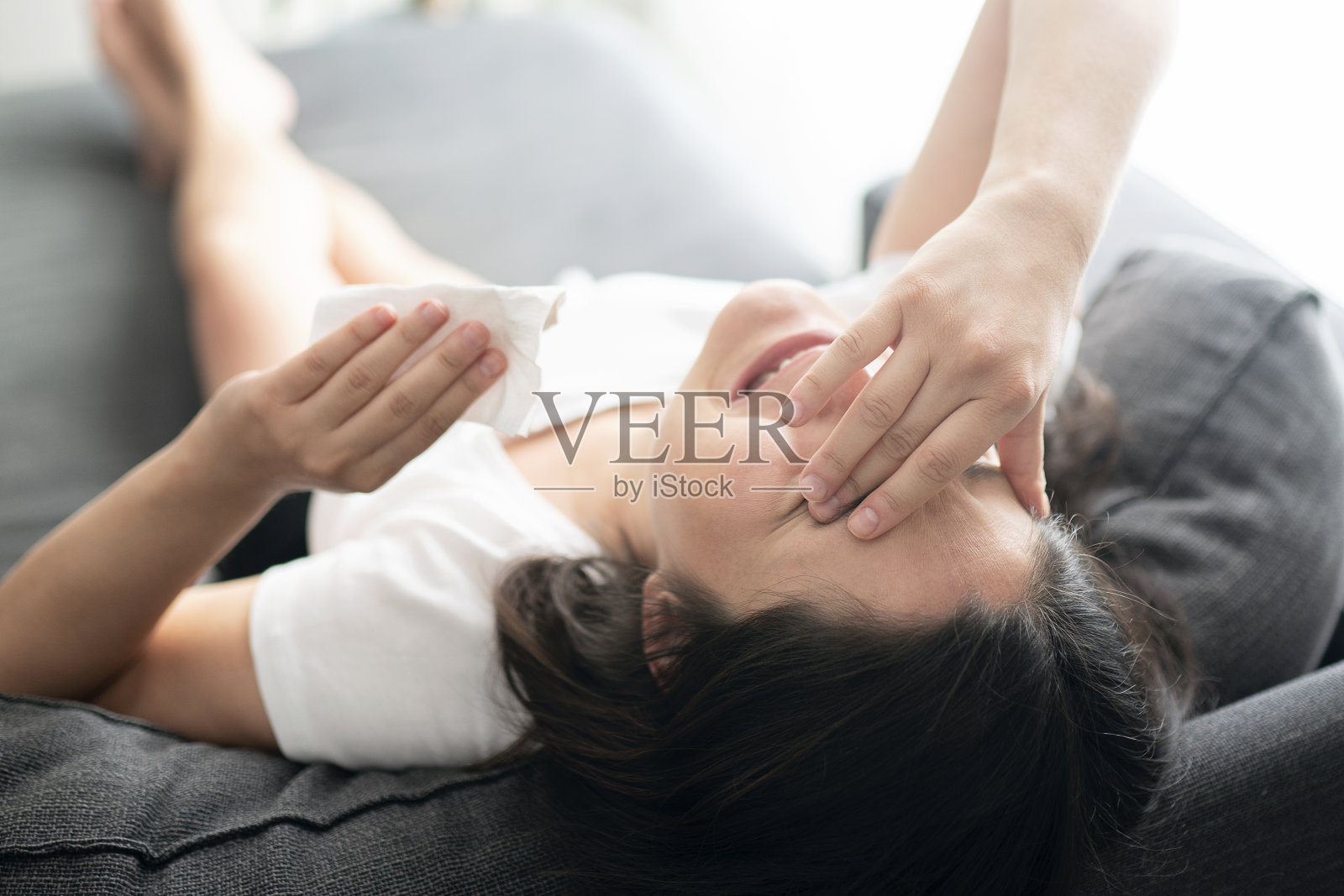 哭泣的孕妇，感到沮丧照片摄影图片