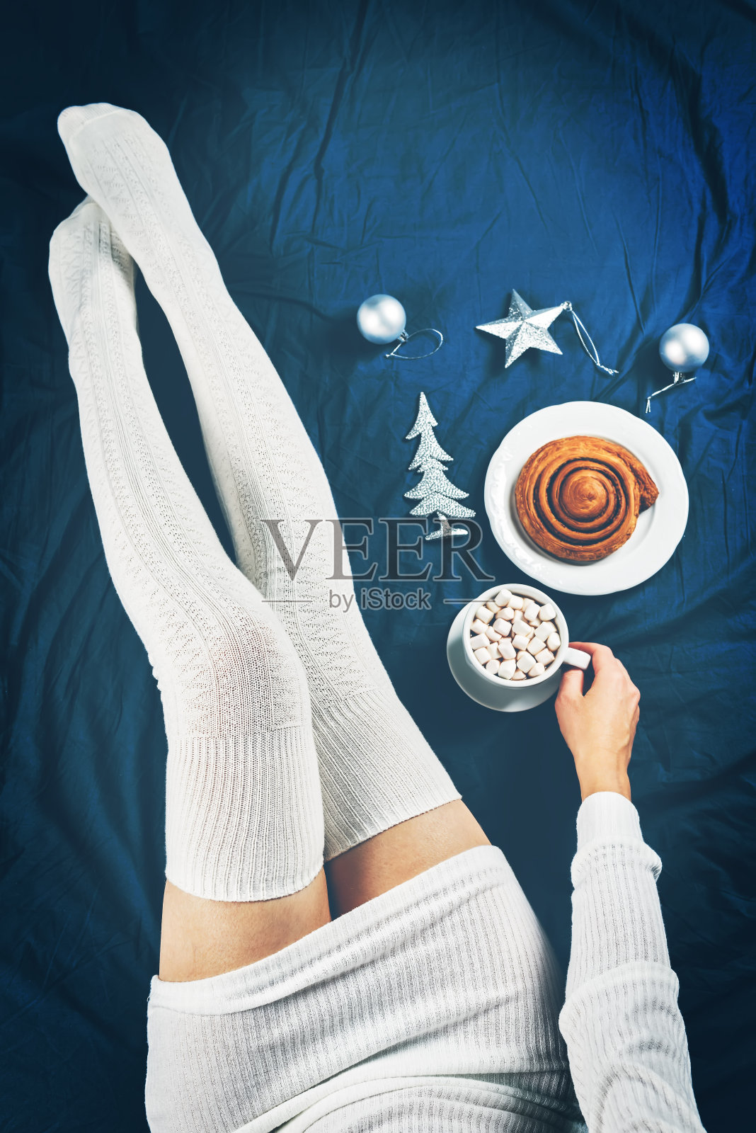 冬季假期Flatlay与女人的腿，可可与棉花糖，圣诞玩具和烘焙照片摄影图片