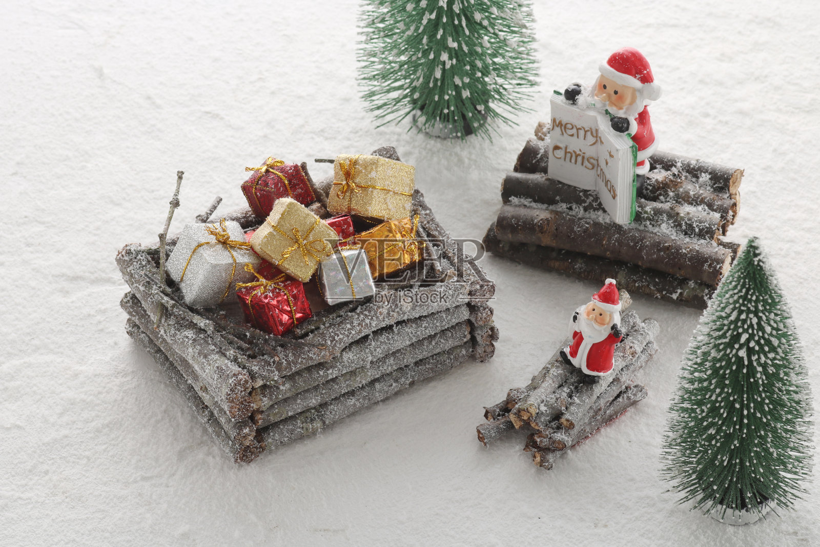 礼物盒和圣诞老人的结合木头照片摄影图片