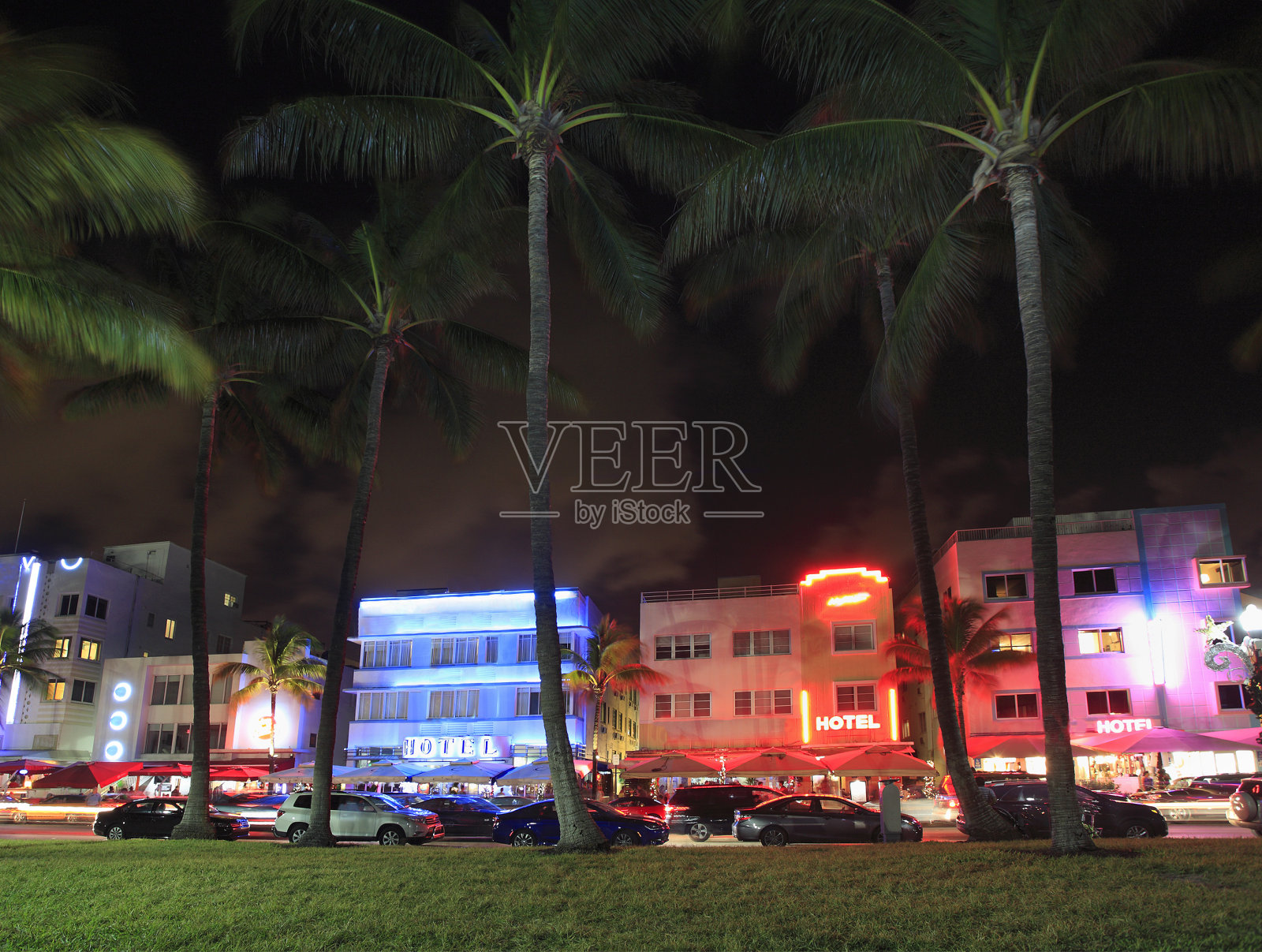迈阿密海滩海洋大道上的酒店在夜晚被五彩缤纷的灯光照亮照片摄影图片
