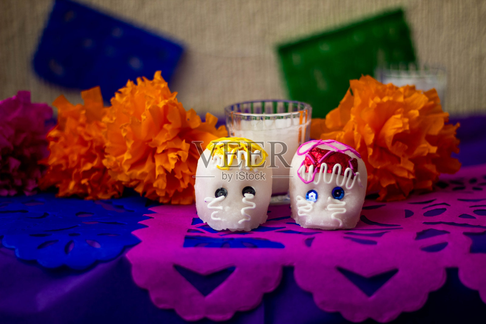 死亡之日，用糖做成骷髅，配上熏肉和蜡烛照片摄影图片