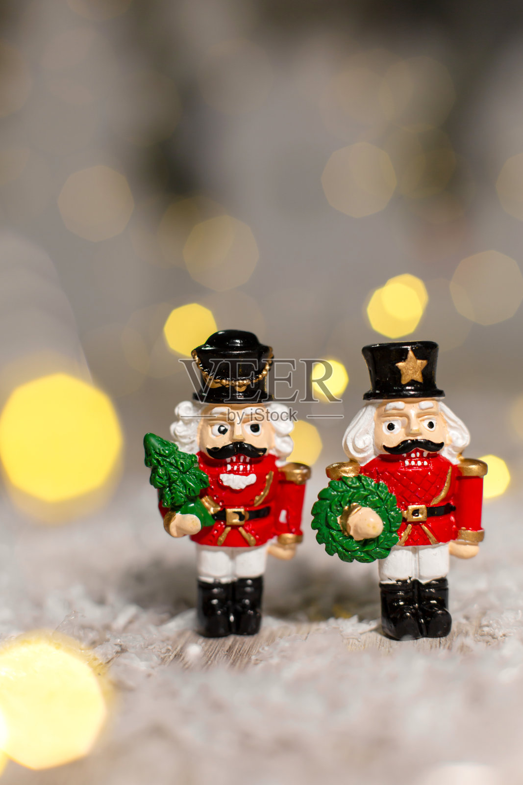 装饰以圣诞为主题的雕像。胡桃夹子童话里的圣诞玩具士兵。圣诞树装饰。节日装饰，温馨的散景灯照片摄影图片
