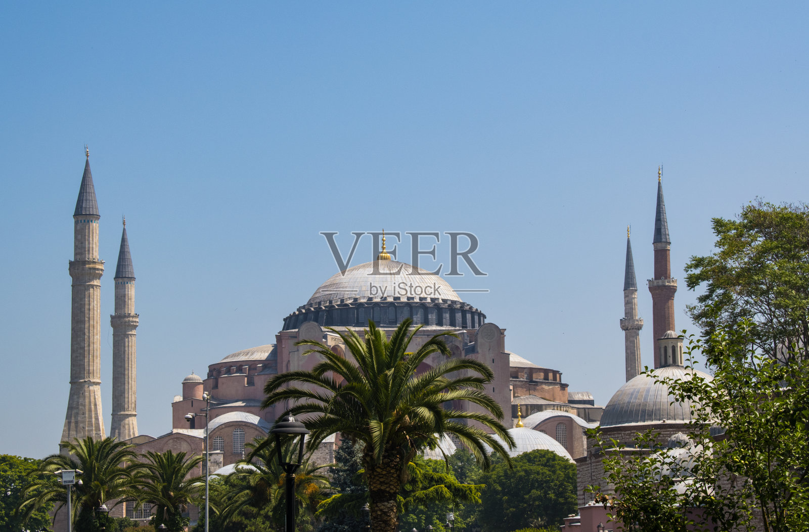 土耳其伊斯坦布尔：从苏丹艾哈迈德公园看到的圣索菲亚大教堂照片摄影图片