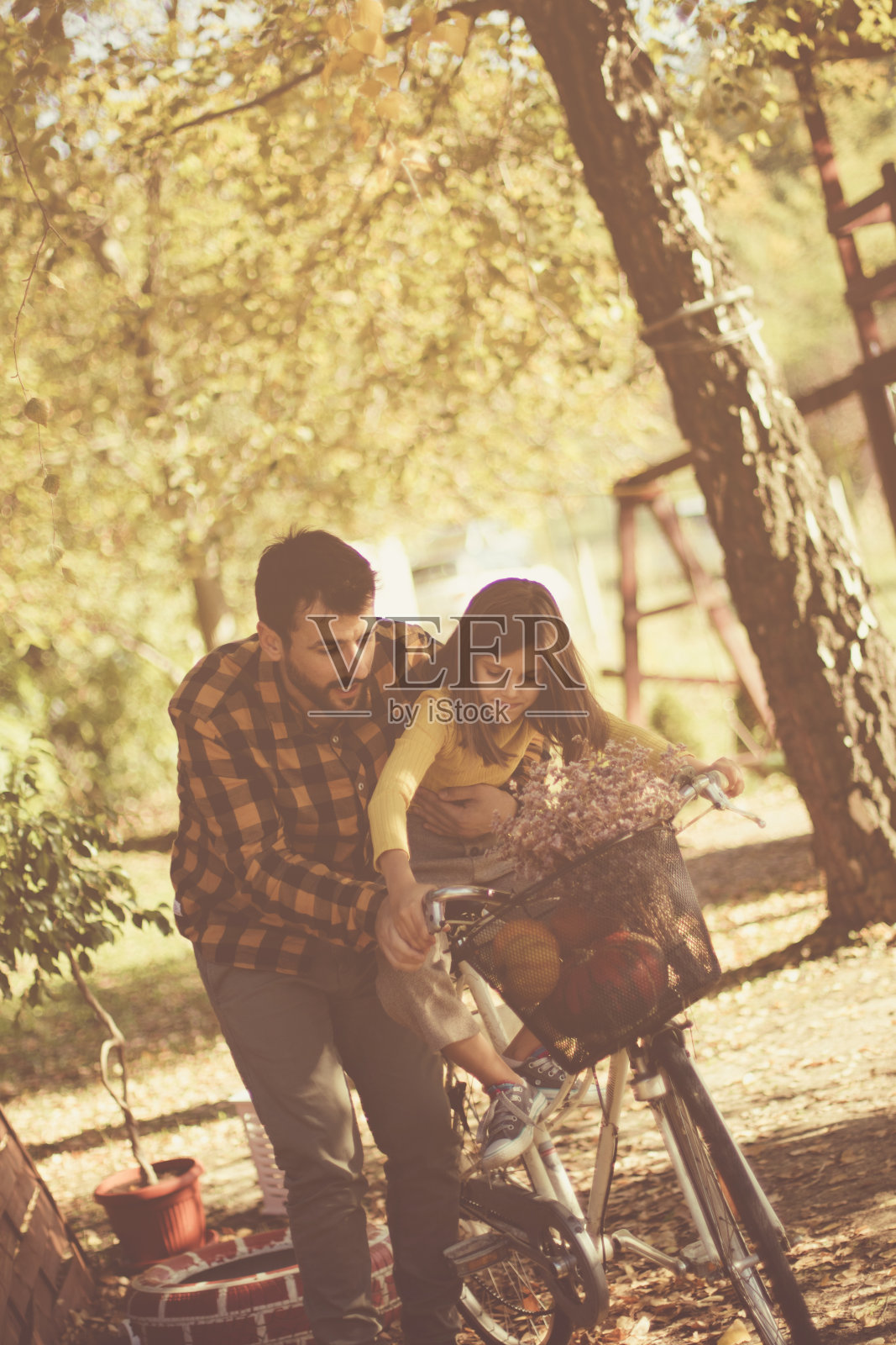 爸爸永远和你在一起。照片摄影图片