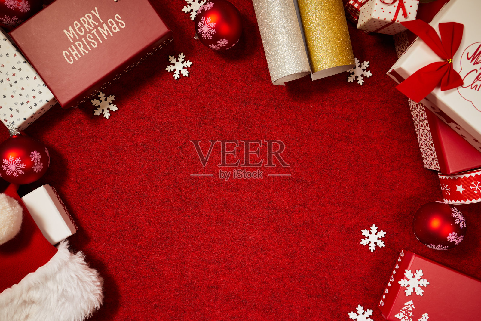 圣诞礼物礼物的红色背景。简单，经典的红色和白色包装的礼品盒与丝带照片摄影图片