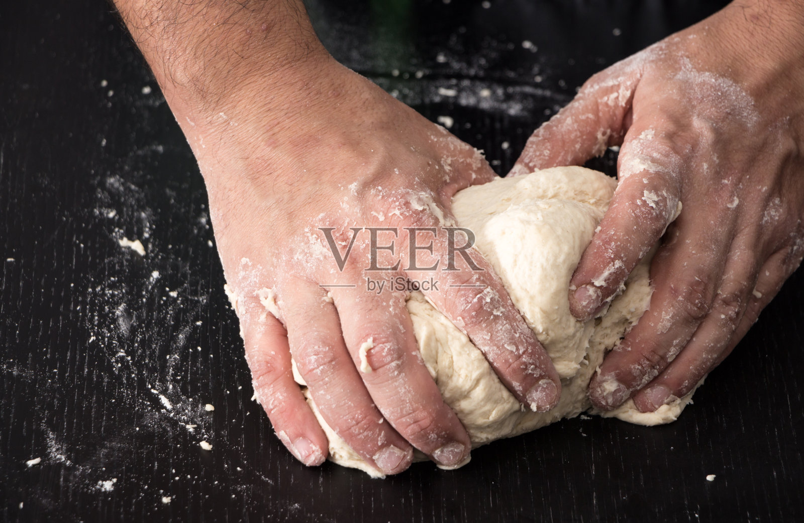 男手揉面，烘烤准备特写。照片摄影图片