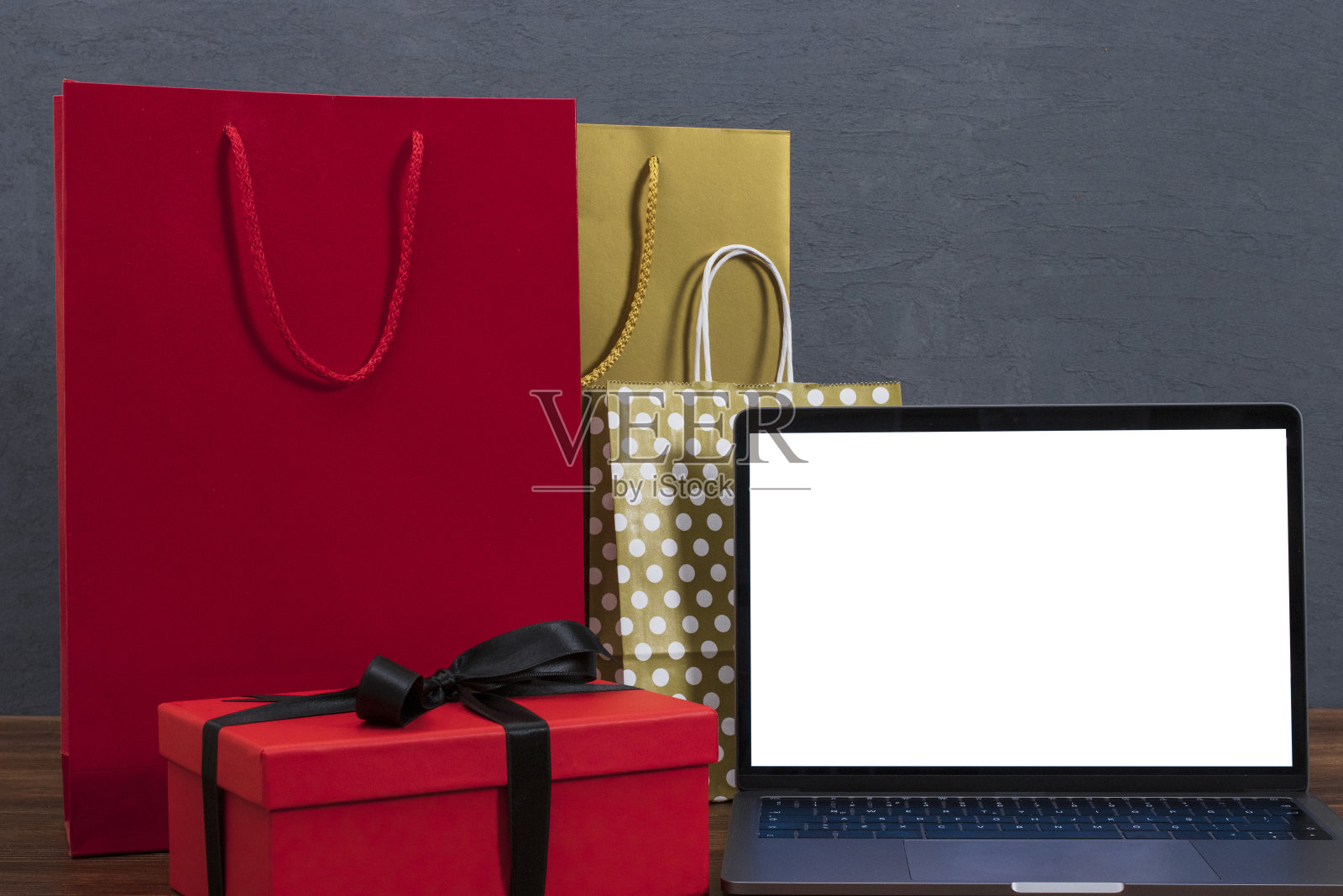 黑色星期五大减价，新年圣诞大购物。特殊日子的模型，空白的标识和文字黑板。孤立的黑色木材纹理背景照片摄影图片