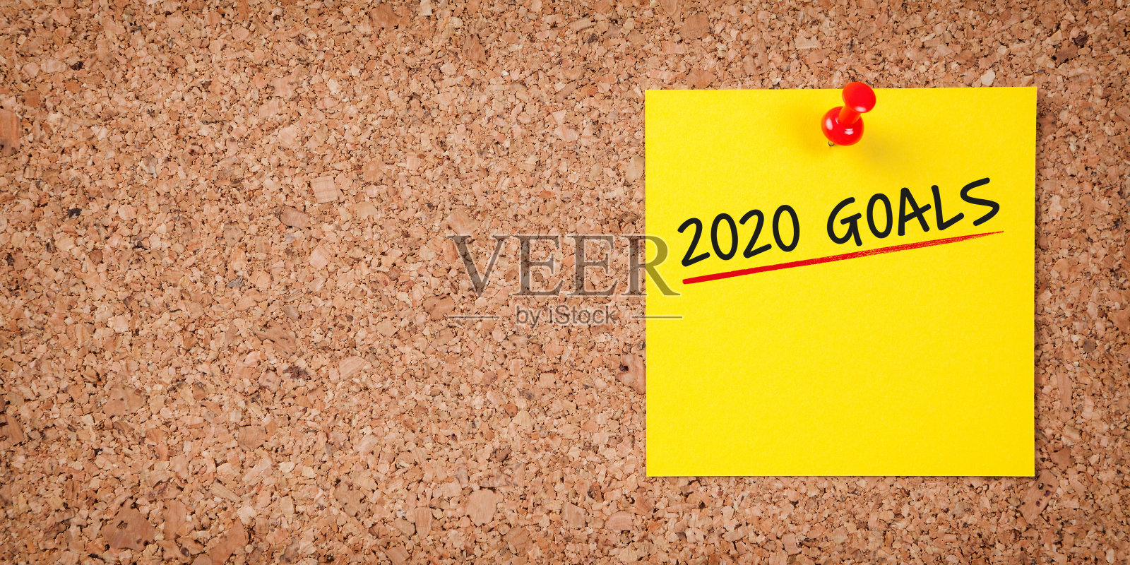 黄色便利贴与2020年目标和红色推动针软木板照片摄影图片