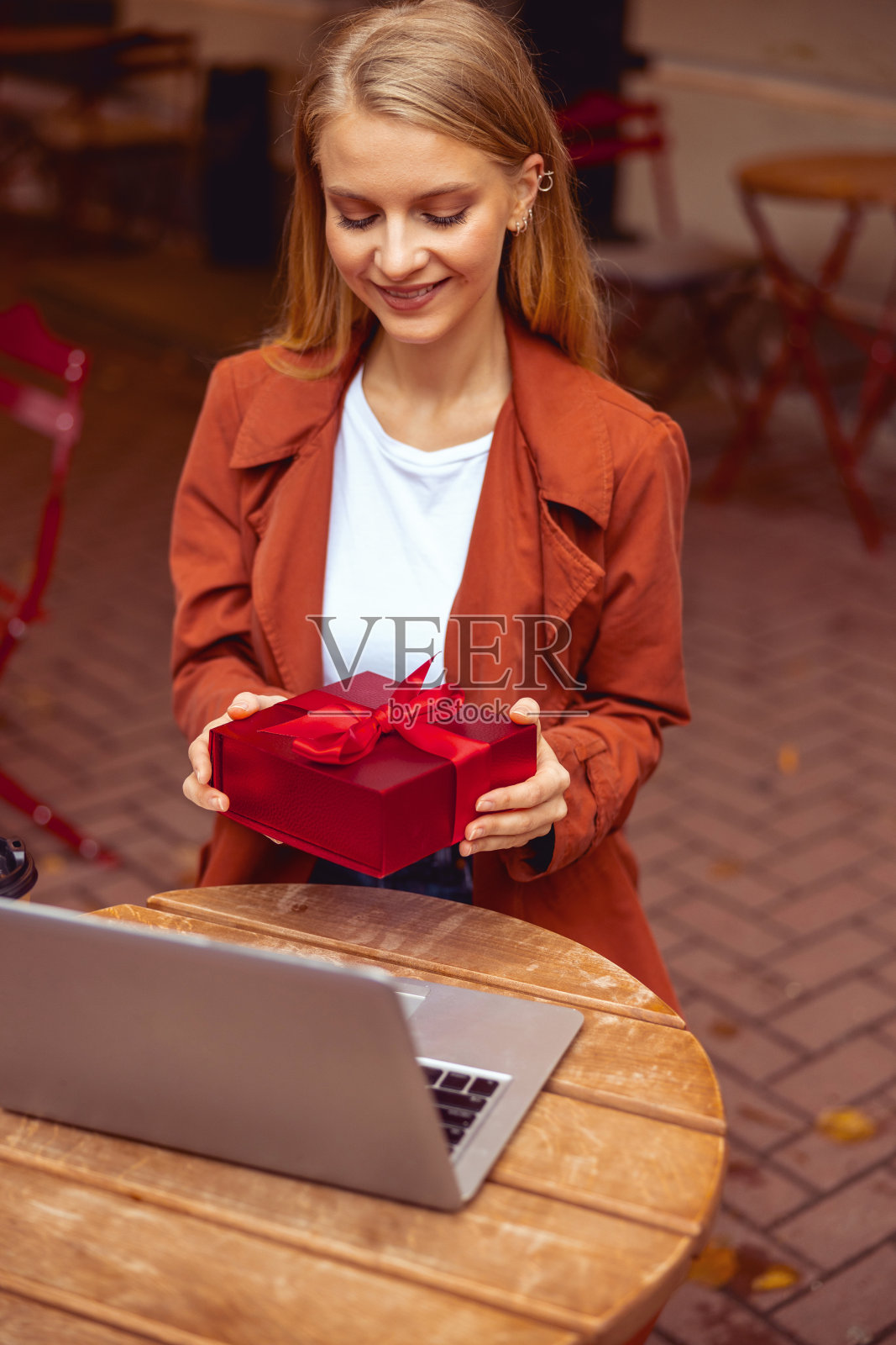 女人看着手中的礼物照片摄影图片