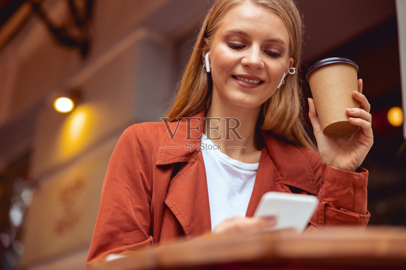 用手机听歌的女孩照片摄影图片