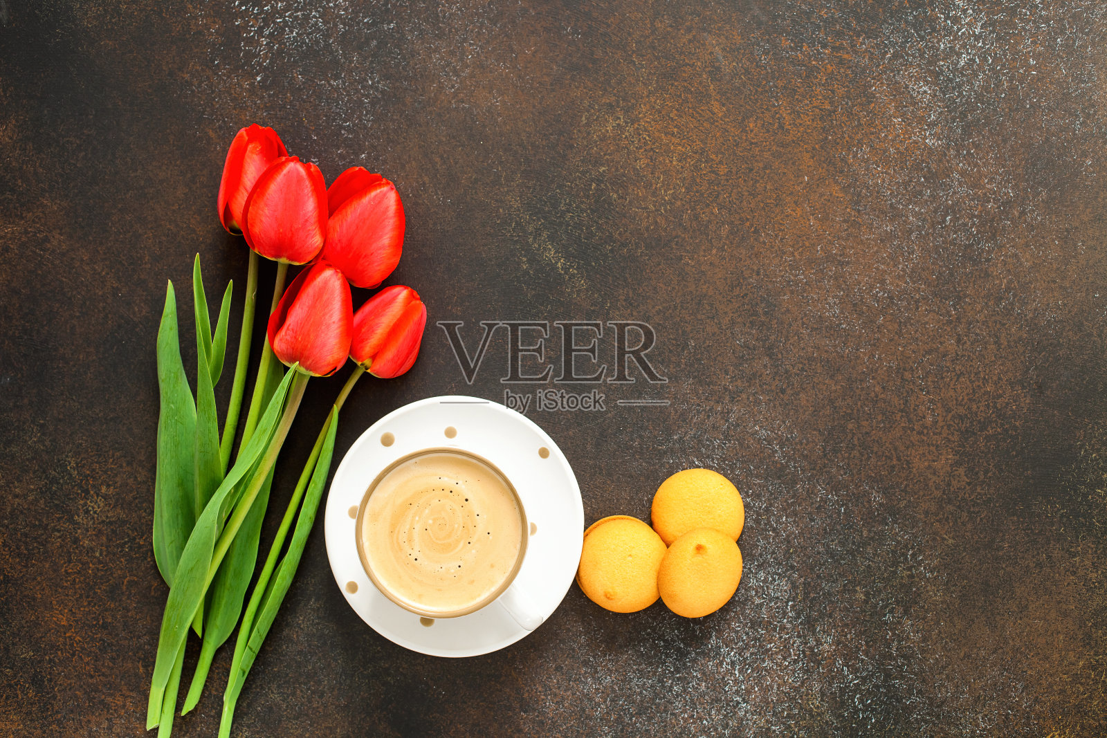 红色郁金香和咖啡杯照片摄影图片