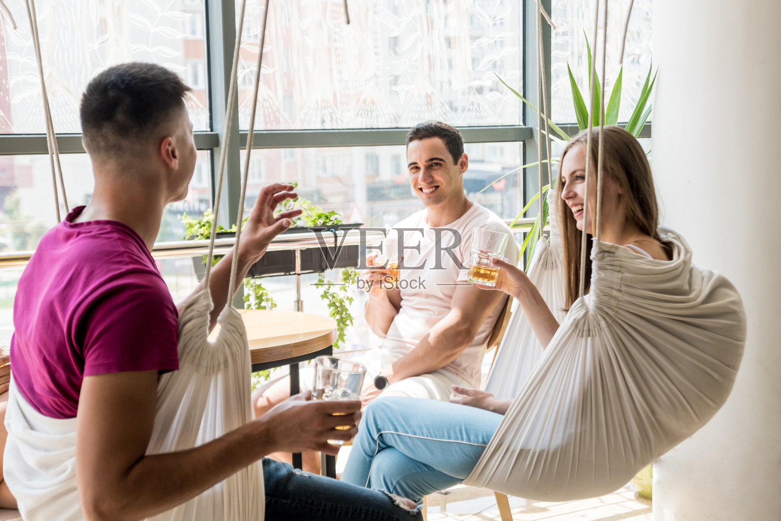 酒吧里快乐的朋友们。喝啤酒，聊天，找乐子。照片摄影图片