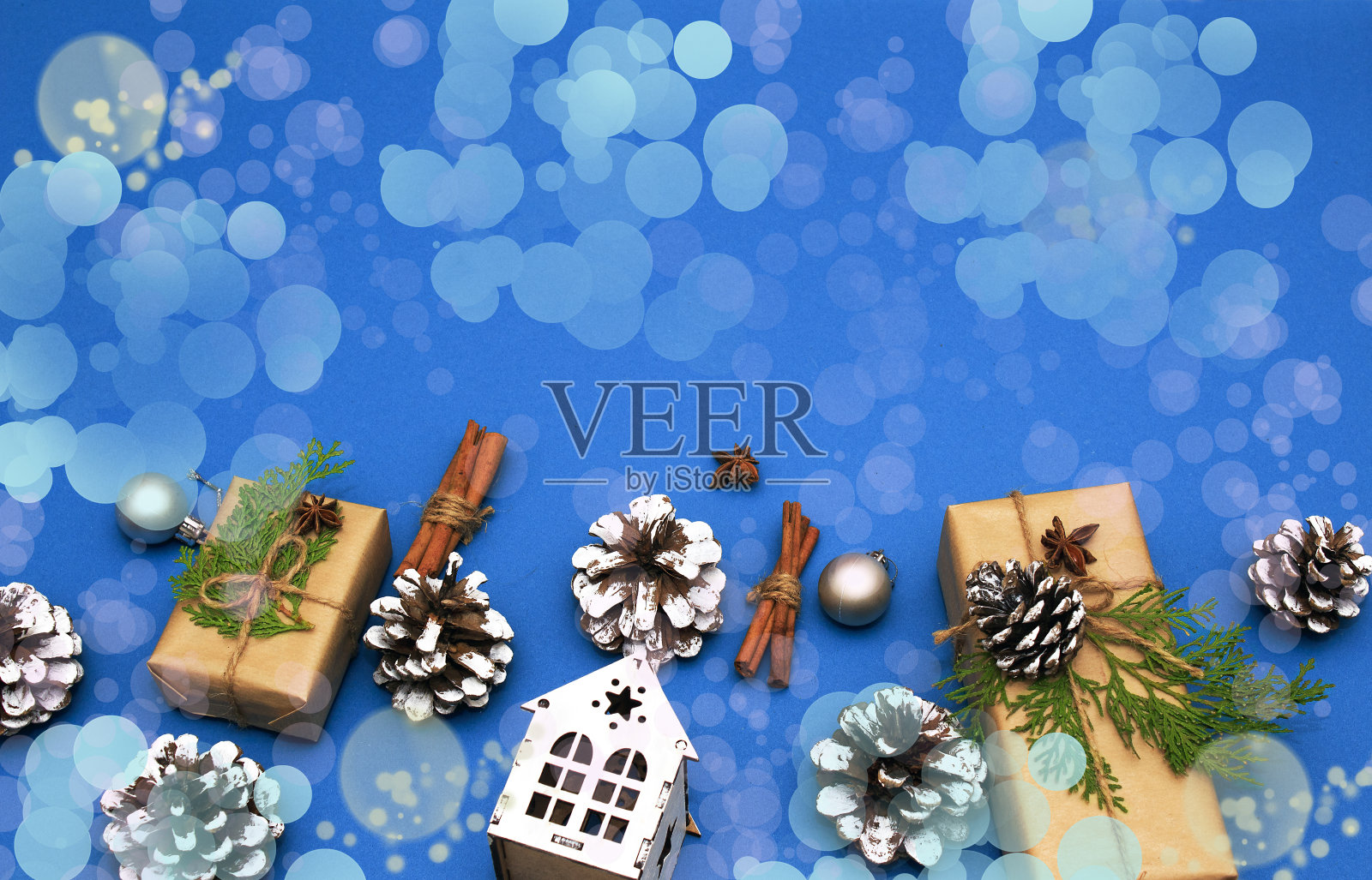 圣诞假期作文在蓝色的纸背景照片摄影图片