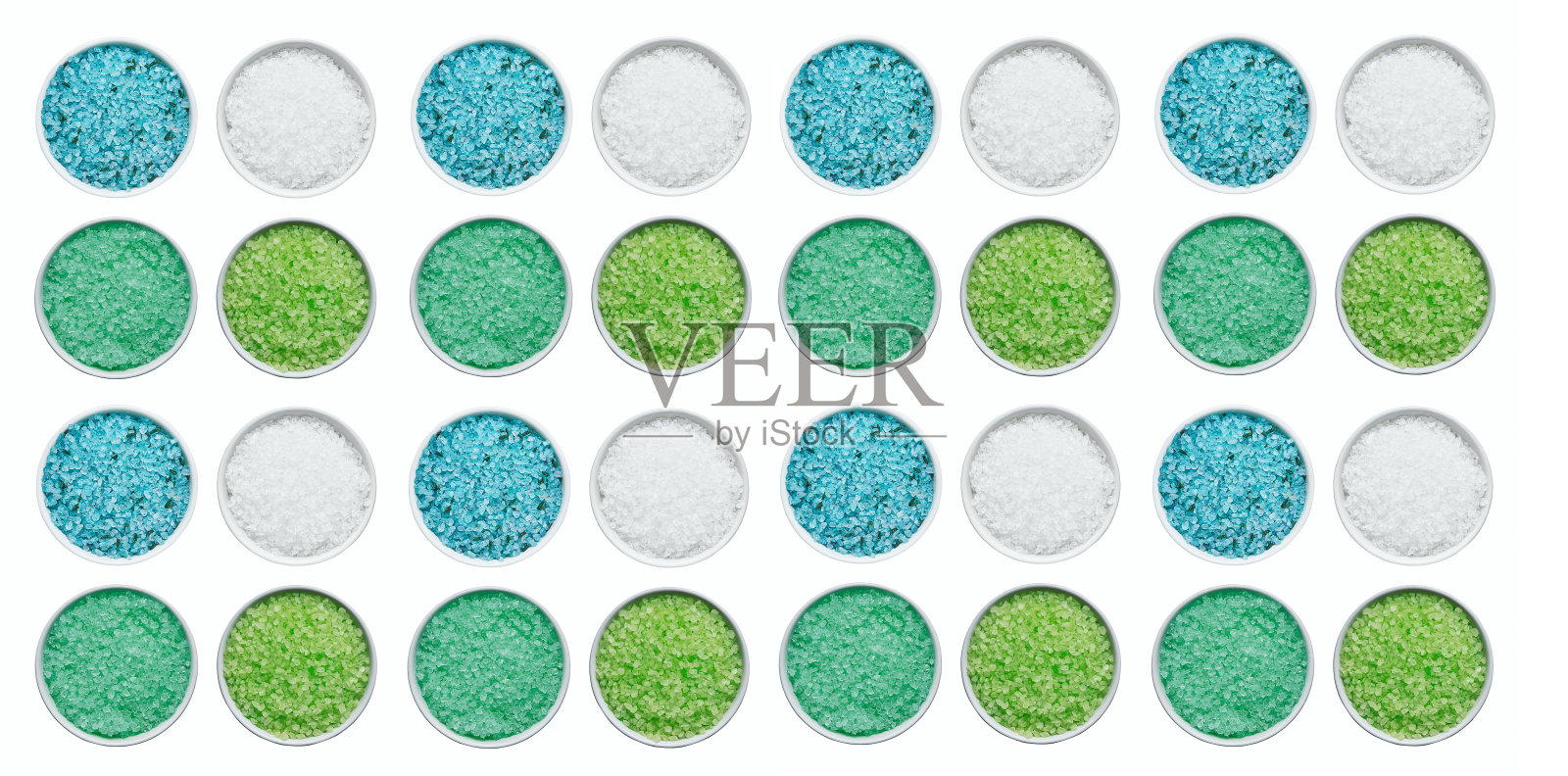 水疗中心的概念。一套彩色的浴盐在碗孤立在白色的背景。前视图。照片摄影图片