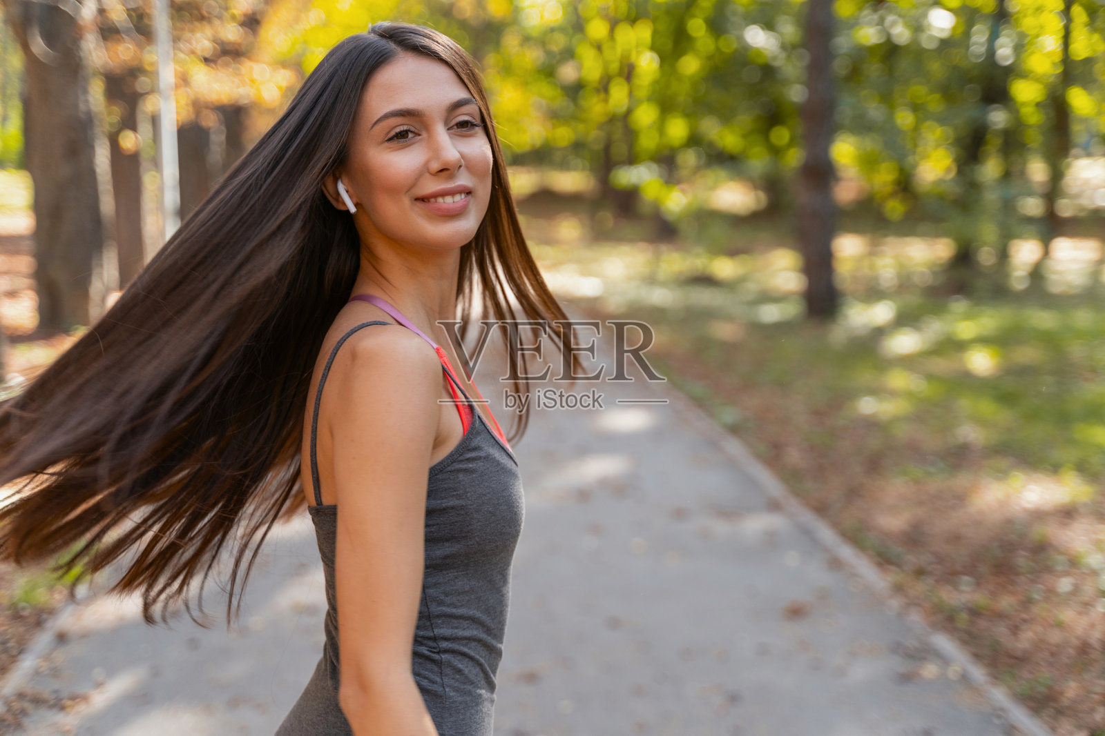 快乐的女人在公园里享受秋天的早晨照片摄影图片