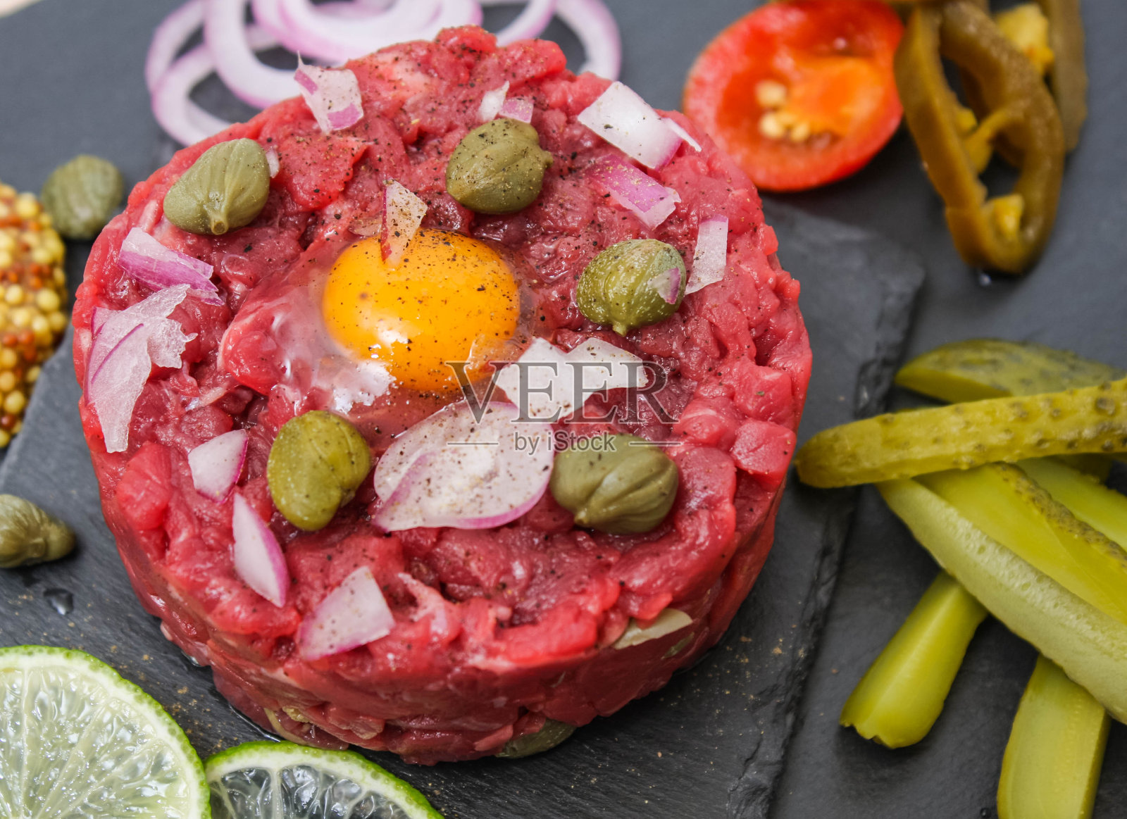 鞑靼牛排，生肉末加盐和香料，放在一块黑色的石头上照片摄影图片