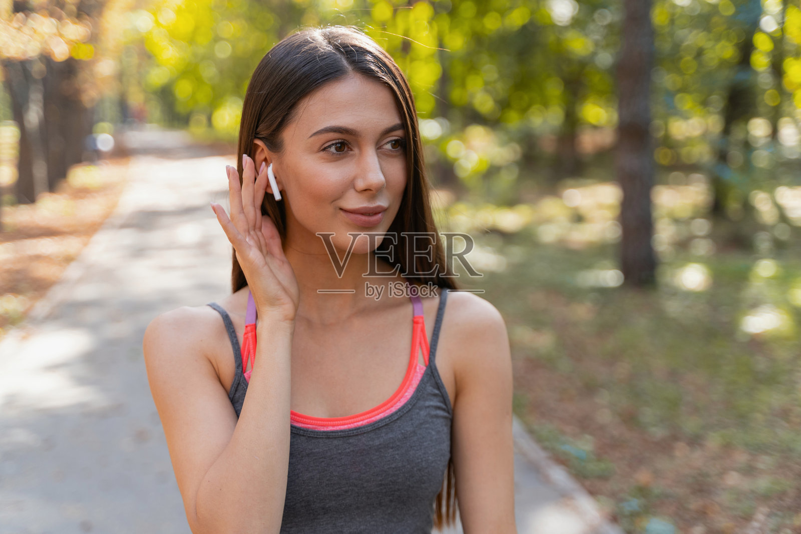 微笑的美丽女人享受她最喜欢的音乐照片摄影图片