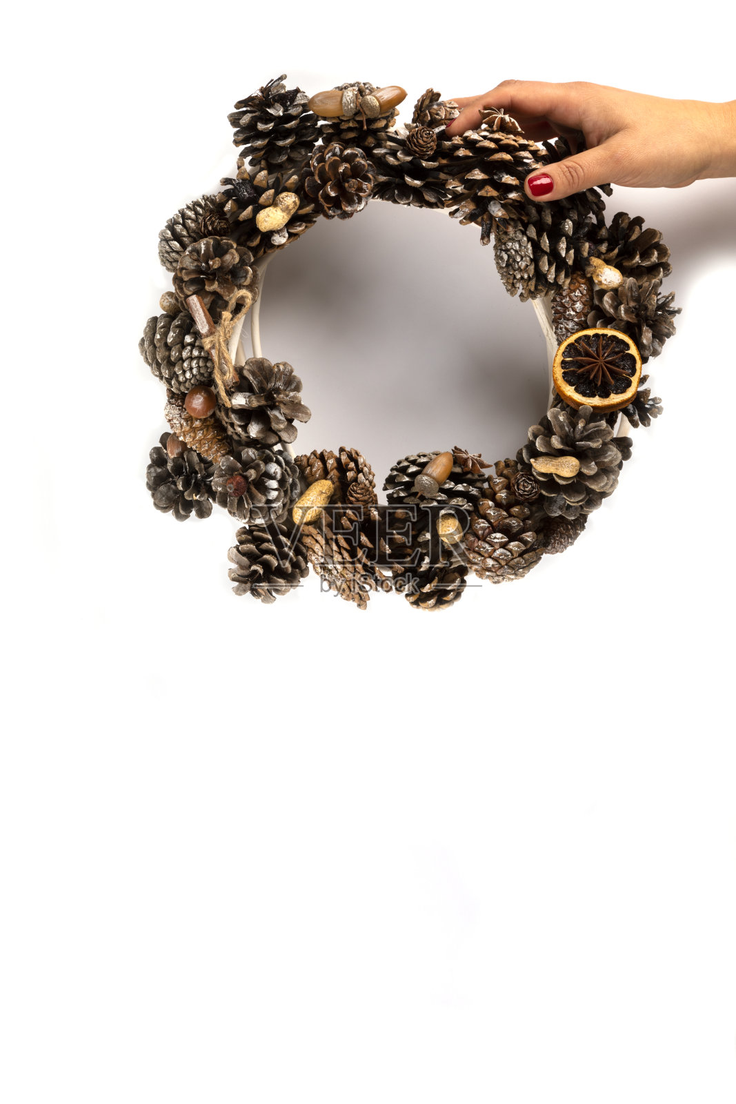 手持圣诞花环的女人照片摄影图片