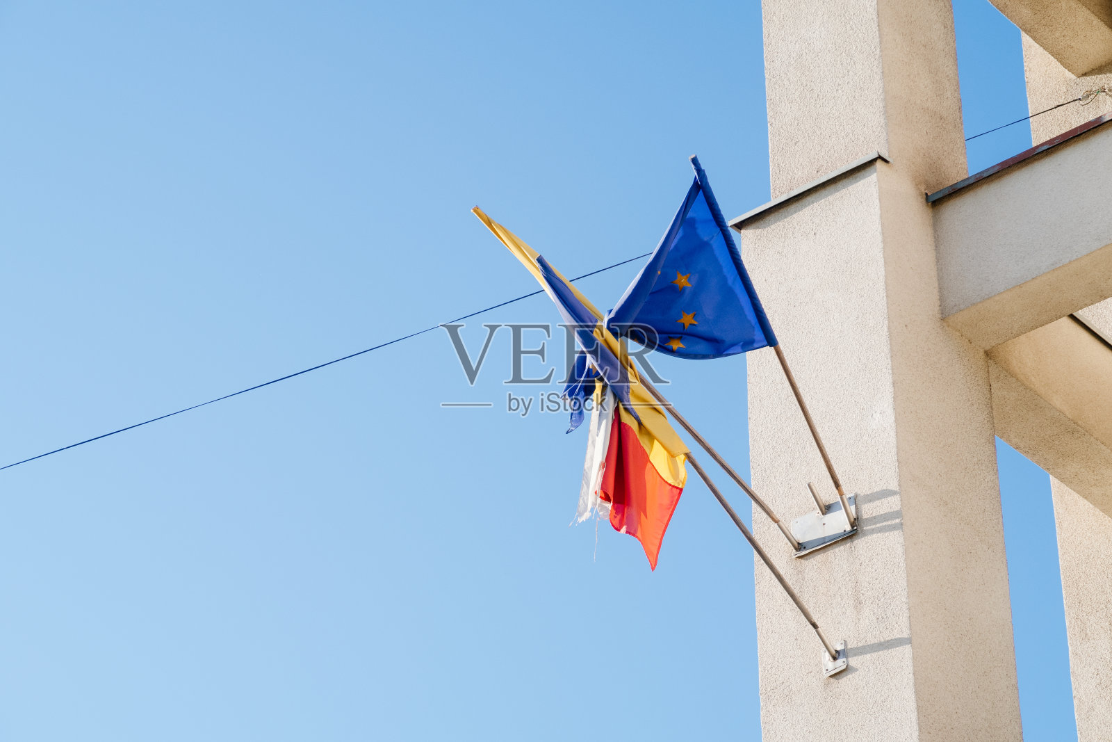 罗马尼亚和欧盟旗帜在克鲁日，罗马尼亚第四大人口城市照片摄影图片