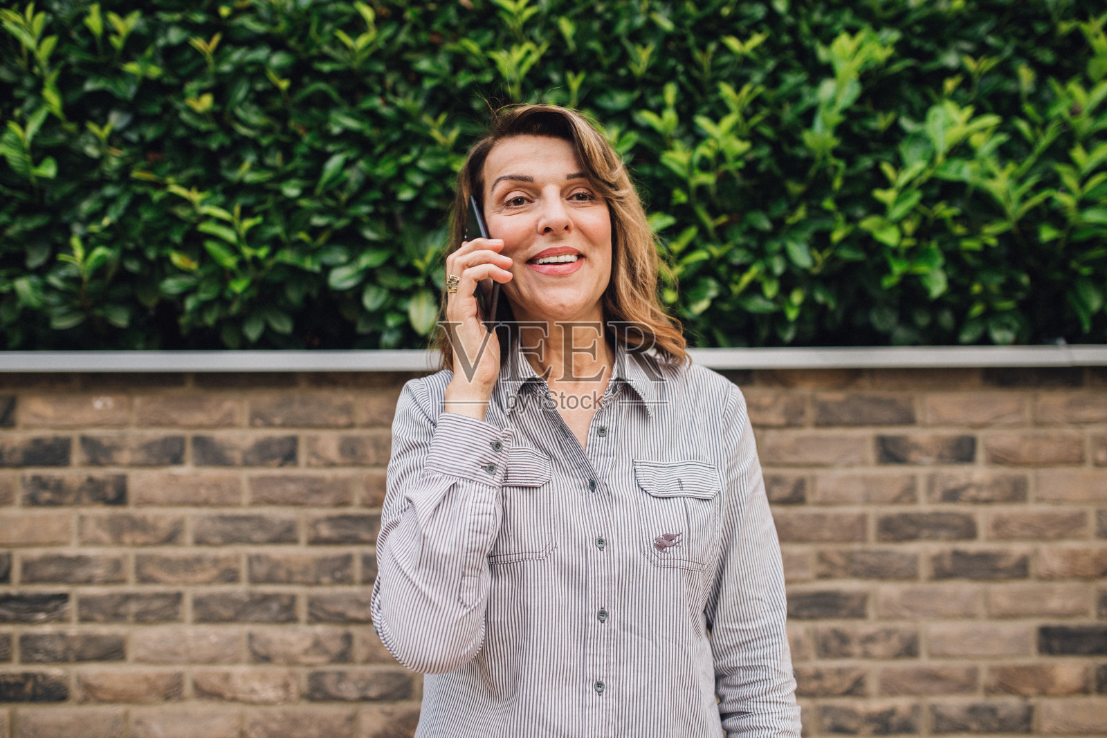 一个在户外打电话的女人的肖像照片摄影图片