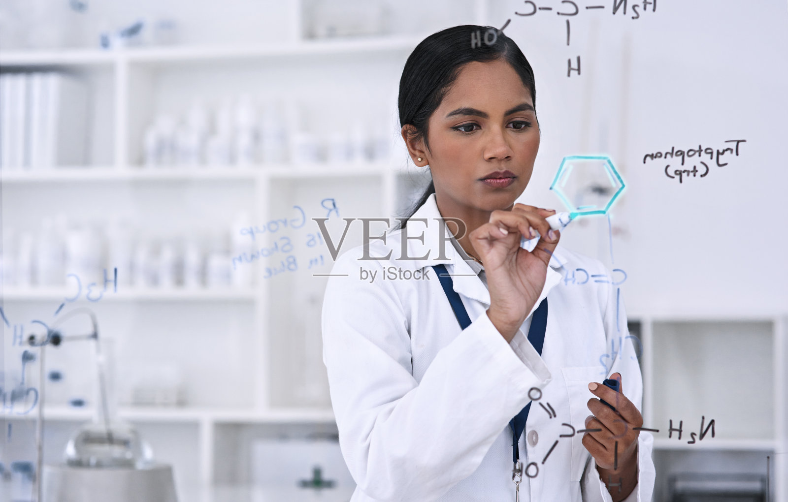 这些公式她都背得烂熟照片摄影图片