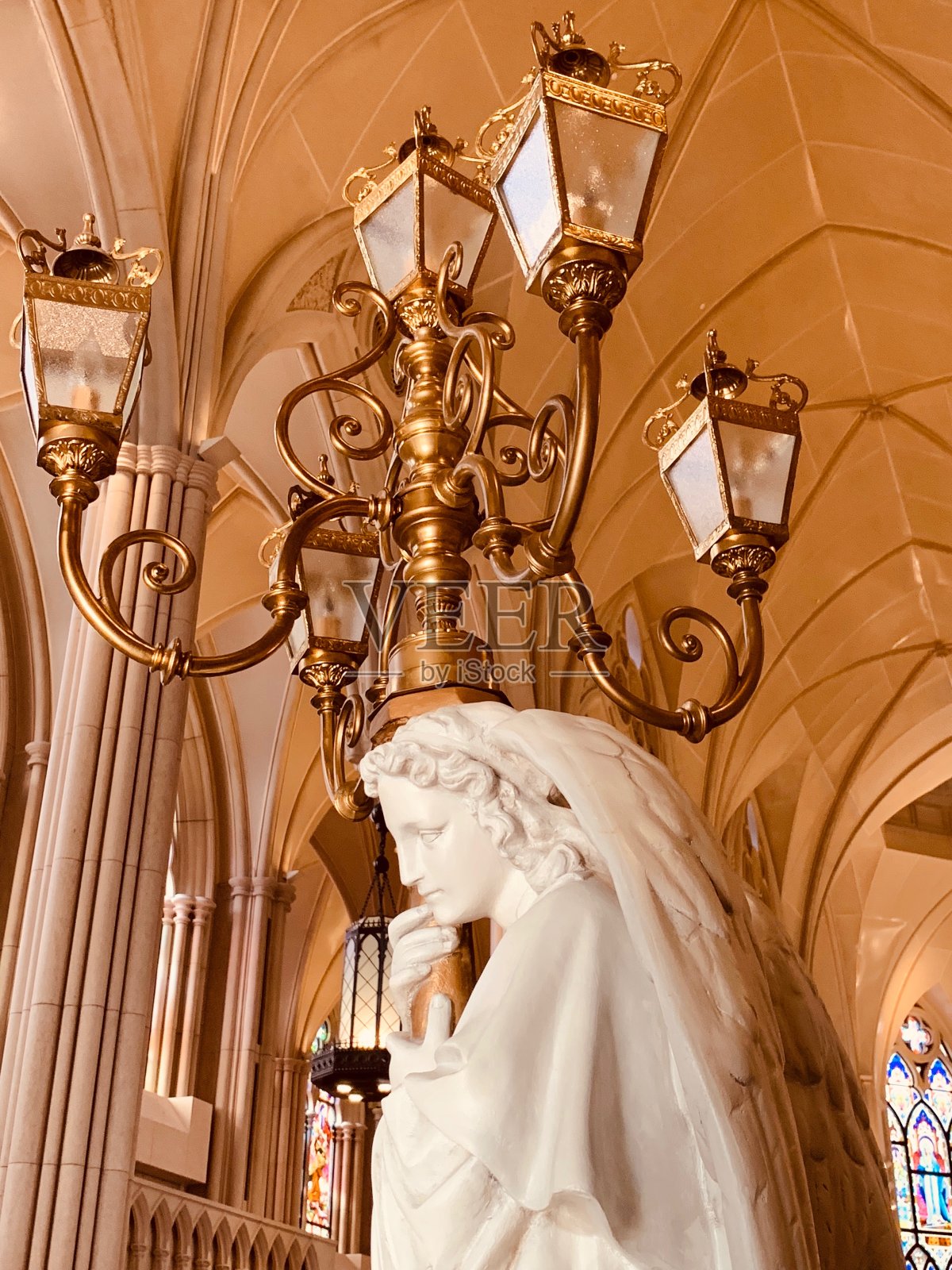 教堂中的天使雕像照片摄影图片