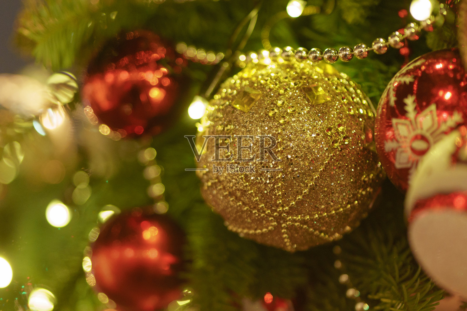 新年的泡泡在冷杉树上照片摄影图片